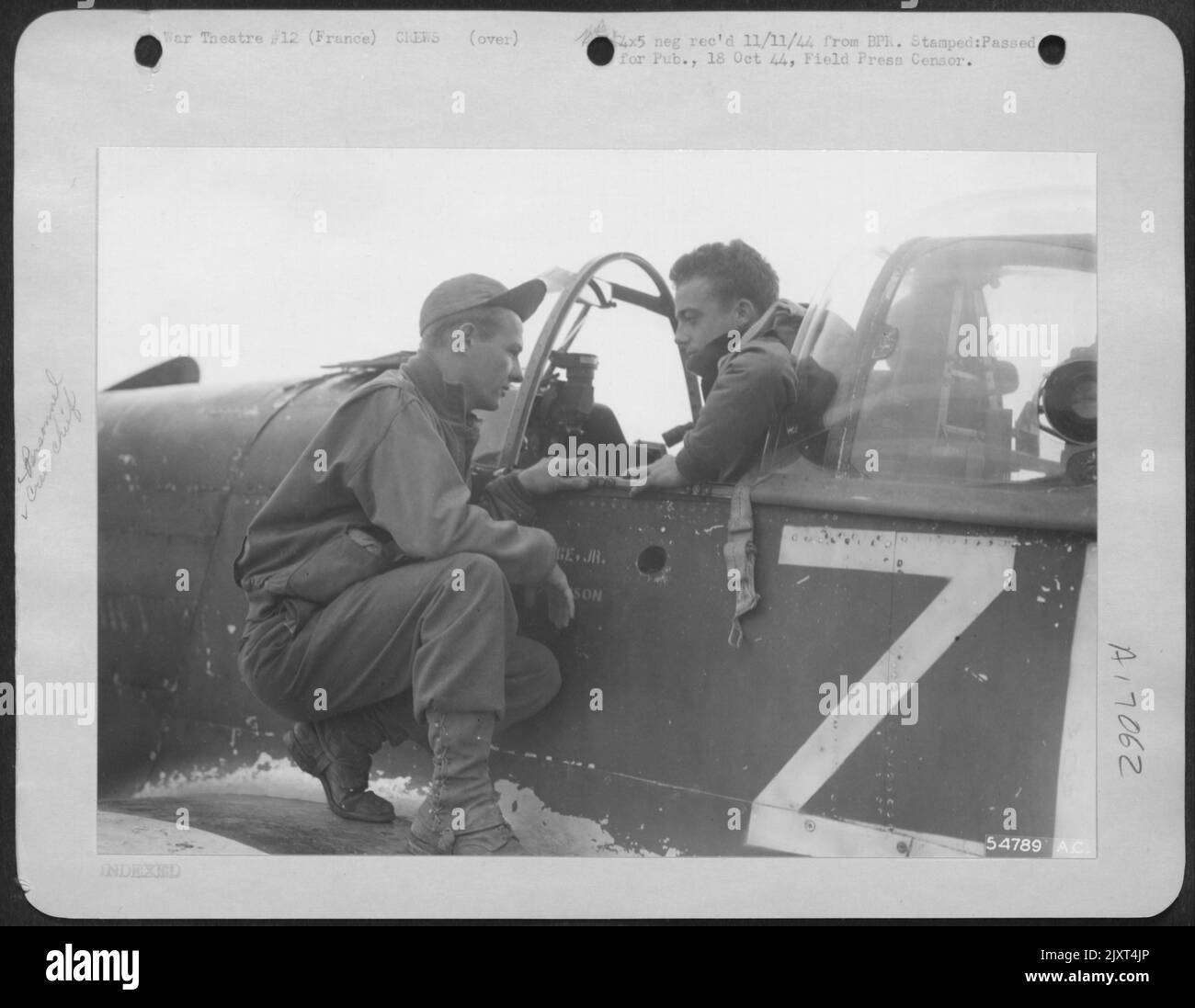 Pronto per la sua missione del 90th su Photo Recon., in un North Amerian P-51 Mustang, Lt. F. S. Aldridge, Jr., di Greenville, Miss., chiacchiera con il suo capo equipaggio T-Sgt V.G. Persona di Hannibal, Lu., in una base 9th AF in Francia. Foto Stock