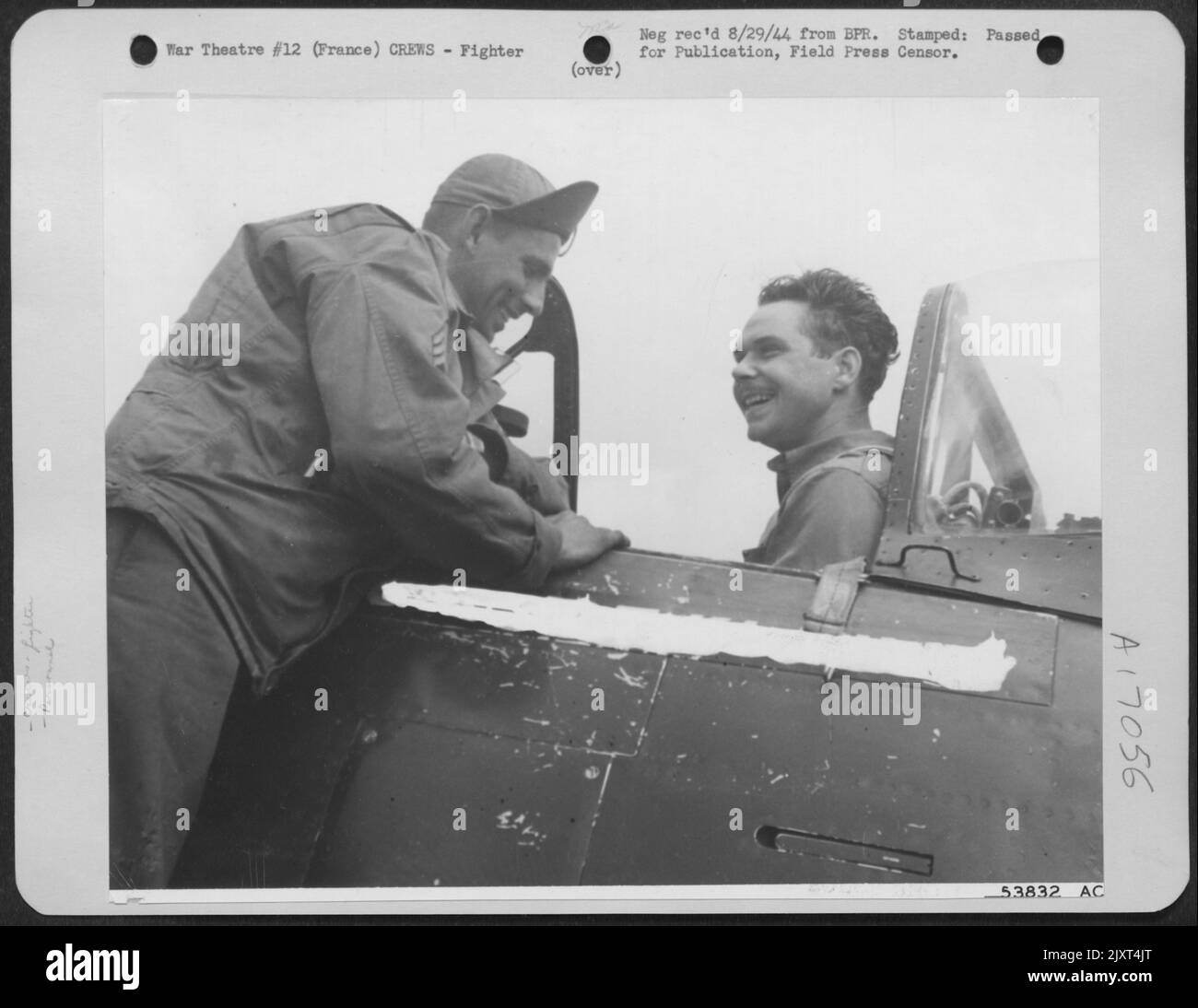 UN ACE. .. UN SORRISO. .. UN ALTRO NAZISTA HA ABBATTITO. .. Rockofrd V. Gray, 1007 North Winnetha St., Dallas, Texas, 9th Air Force Republic P-47 pilota Thunderbolt che ha 130 missioni e 9 aerei nemici abbattuti al suo credito, parla Foto Stock