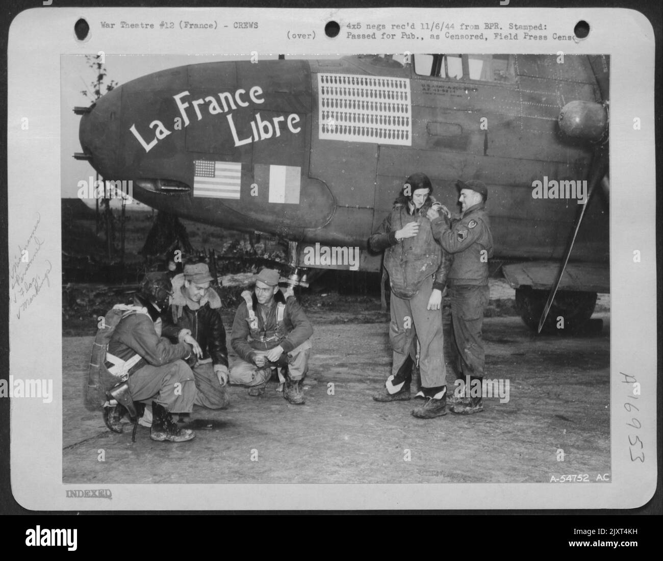 Equipaggi aerei e terrestri del Douglas A-20 Havoc 'la France Libre', il primo 9th Air Force Light Bomber a completare 100 missioni contro obiettivi militari tedeschi. Da sinistra a destra, S/Sgt. Steve Risko, 24, 4955 North Drake Ave., Chicago, Illinois, tunnel Foto Stock
