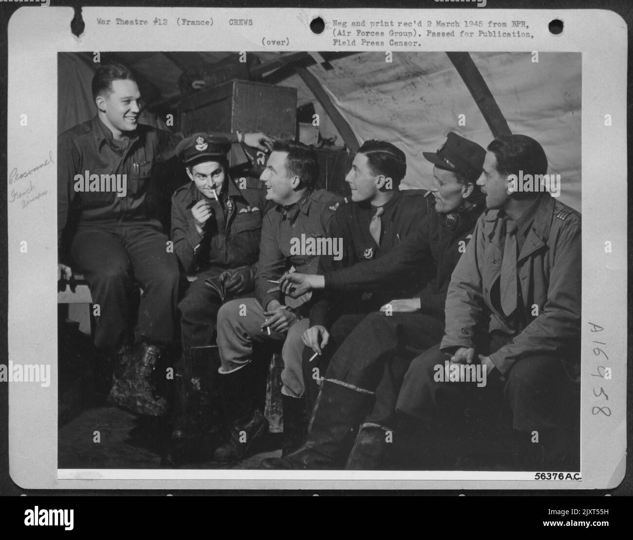 Appena tornato da missioni fotografiche su Germania, USAAF, RAF e francese Air Force piloti di un gruppo di ricognizione del primo TAC AF parlare di volo della giornata. James F. Frakes, Columbia, Tenn., pilota ufficiale Charles Chrichton, Dorset Foto Stock