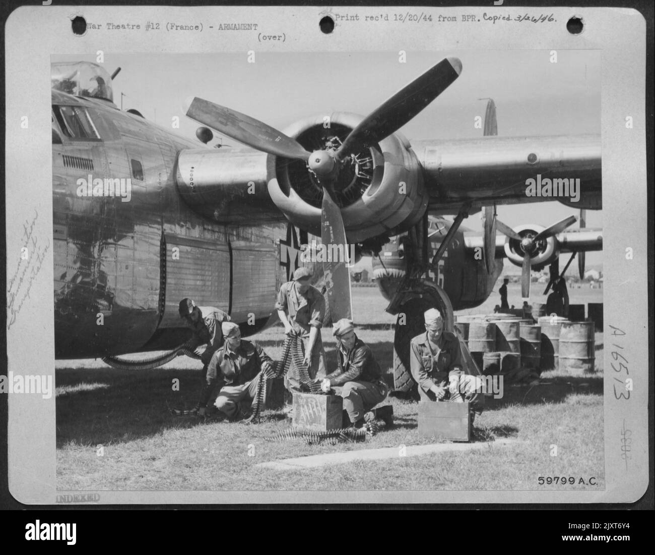 I piloti e l'equipaggio aiutano a scaricare munizioni da uno dei tanti liberatori B-24 consolidati utilizzati per volare forniture dall'Italia a Forward French Fields. Le munizioni sono state immediatamente trucked a 12th dump di comando di servizio dell'aeronautica dove è stato reso pronto per Foto Stock