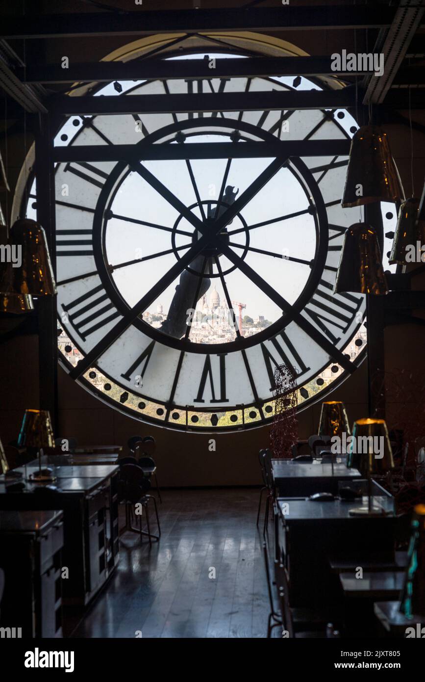 Orologio nel ristorante, Musée d'Orsay, ospitato nella ex Gare d'Orsay, una stazione ferroviaria Beaux-Arts. Il museo ospita principalmente opere d'arte francesi Foto Stock