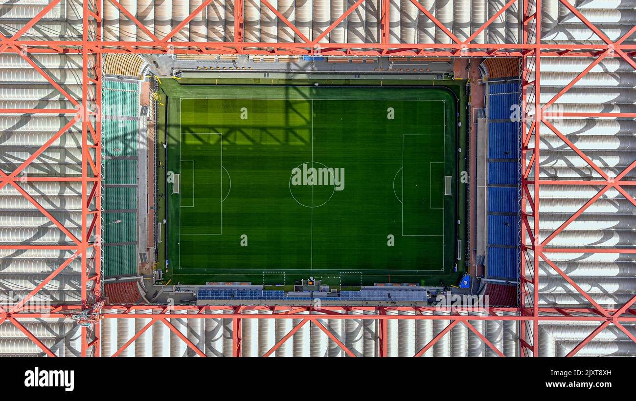7 APRILE 2022, Milano, Italia : veduta aerea dello Stadio Giuseppe Meazza è meglio conosciuta come Stadio San Siro. Guardando verso il basso e volando sopra Foto Stock