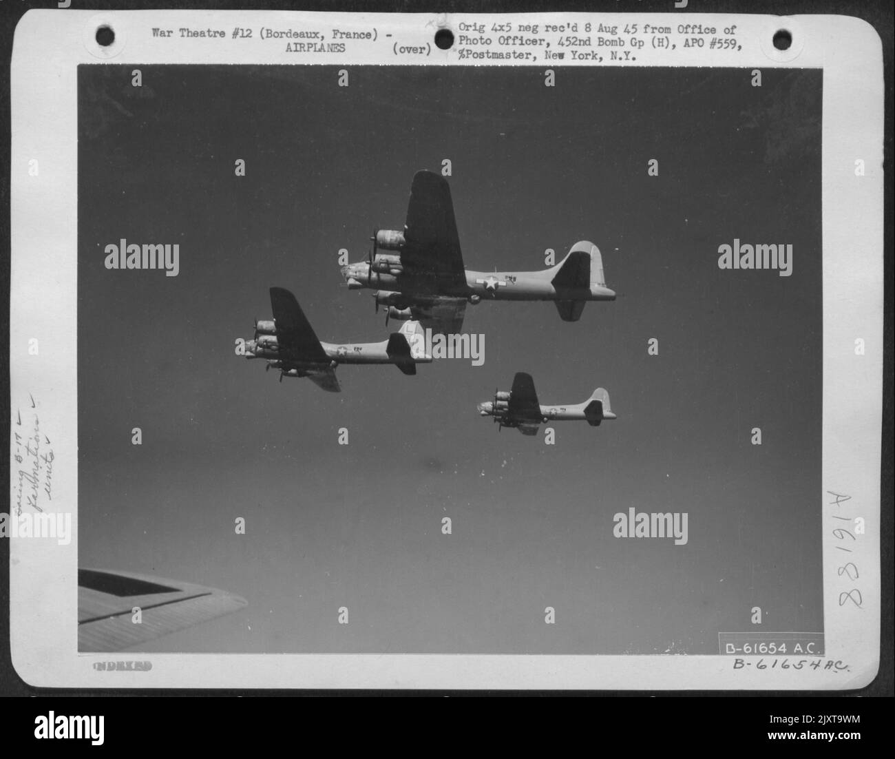 Fortezze Ride Again... questa formazione di Boeing B-17 Flying fortezze del Gruppo Bomb 452Nd in rotta per Blast obiettivi tedeschi in Francia come parte del piano generale per polverizzare tutti gli obiettivi di guerra di vitale importanza. Il campo d'aviazione nazista di Bordeaux, in Francia, era il Foto Stock