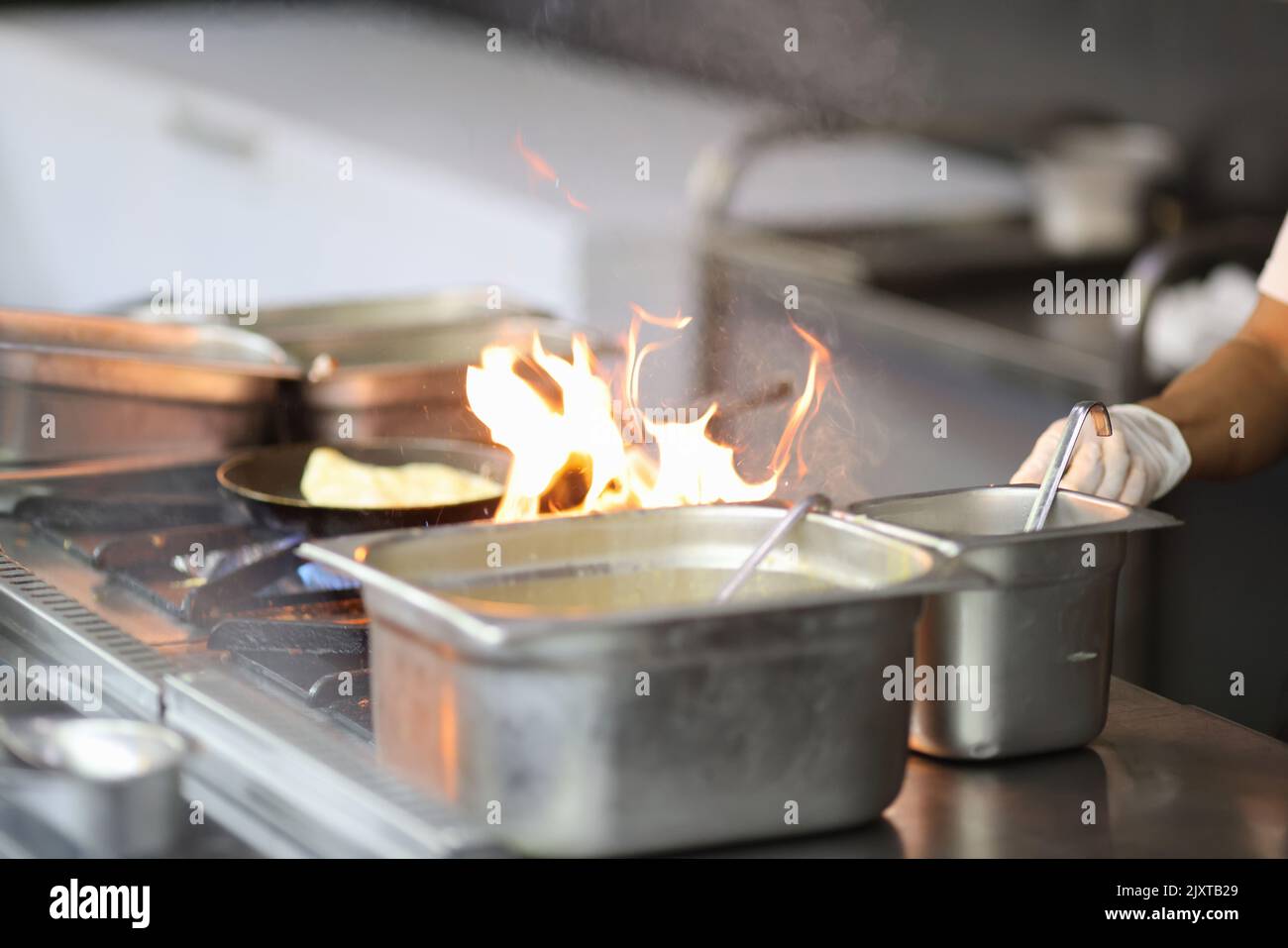 Cucina in cucina al ristorante sul fuoco Foto Stock