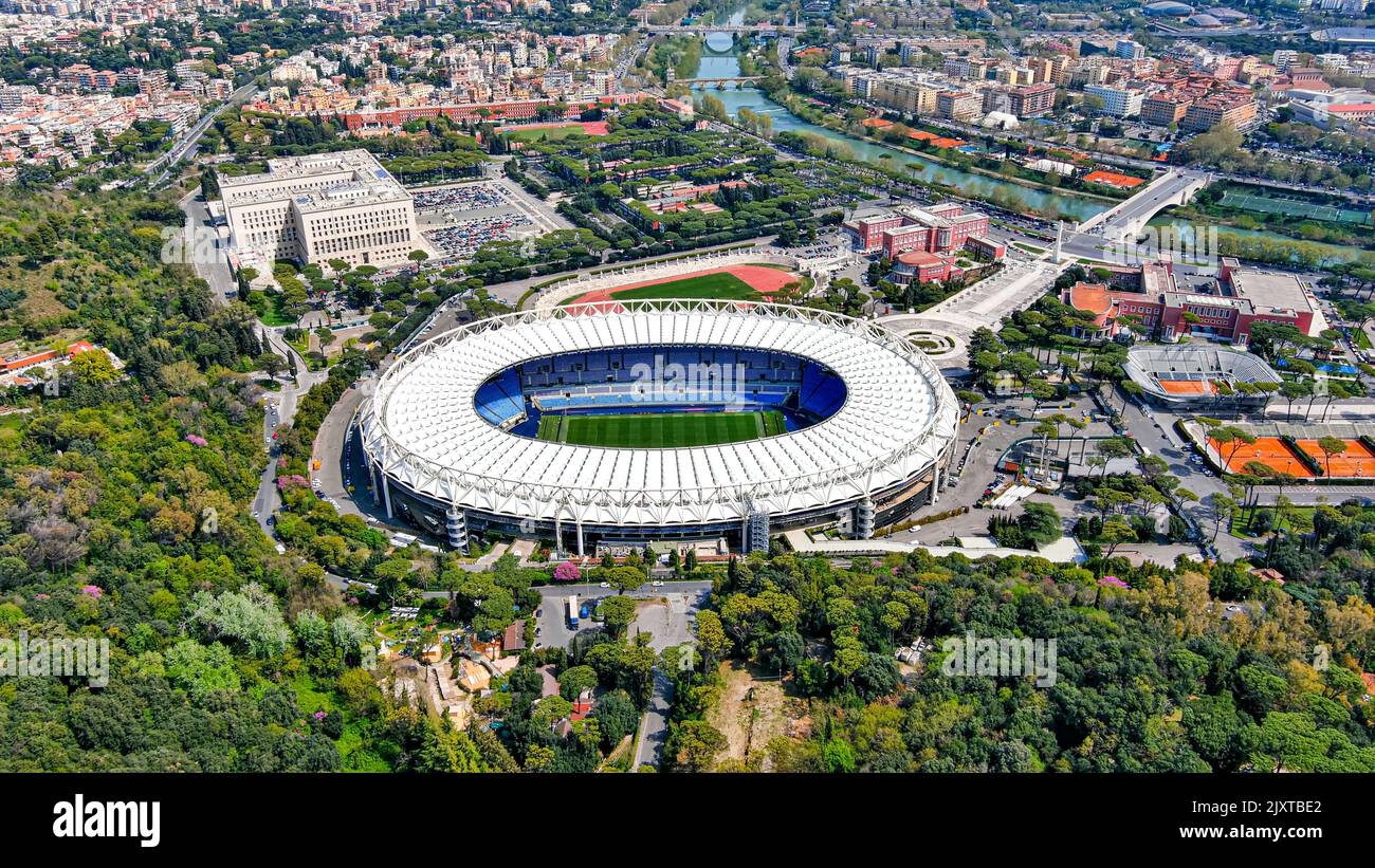 15 APRILE 2022, Roma, Italia: Vista aerea del drone dello Stadio Olimpico è lo stadio sede dei club calcistici della città che giocano in Serie A Roma e Lazio Foto Stock