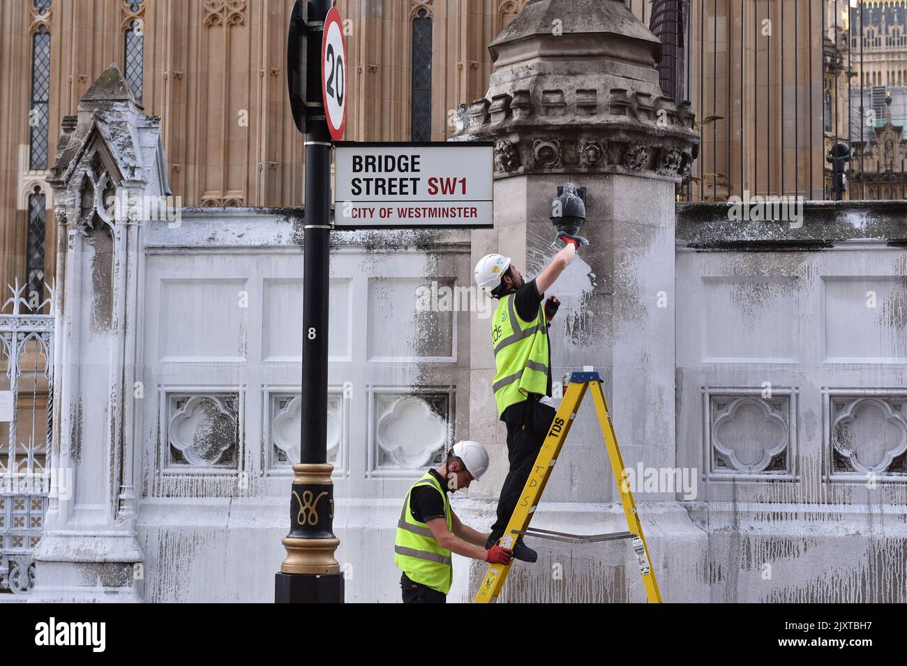 Londra, Regno Unito. 07th Set, 2022. I contraenti puliscono la vernice bianca gettata dagli attivisti alla Camera dei Comuni. Gli attivisti della ribellione animale hanno gettato vernice bianca per rappresentare il latte, al Big ben, Houses of Parliament. L'azione faceva parte della campagna futura basata sugli impianti. Credit: SOPA Images Limited/Alamy Live News Foto Stock