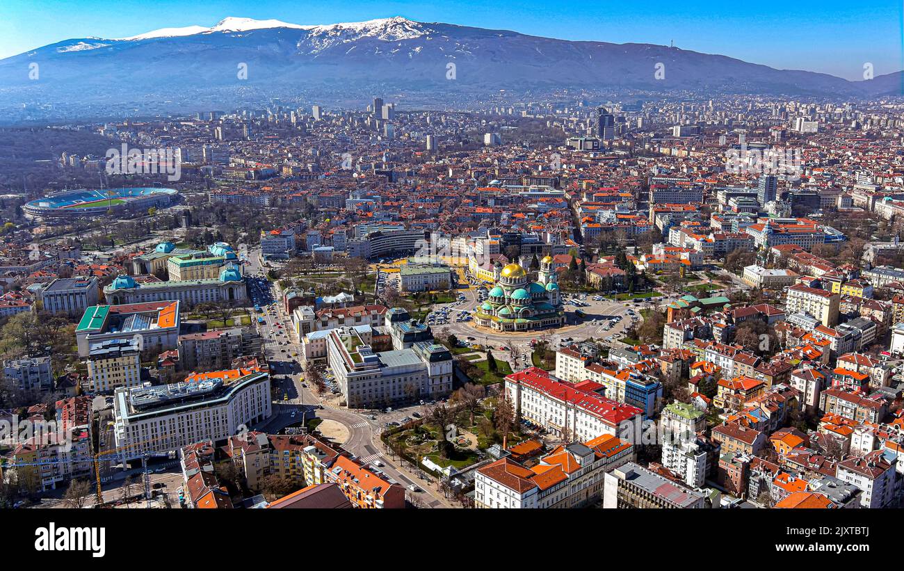 Vista aerea dello skyline panoramico di Sofia in Bulgaria. Punto di vista del drone del panorama urbano ft St. Alexander Nevsky Cattedrale, Università di Sofia Foto Stock