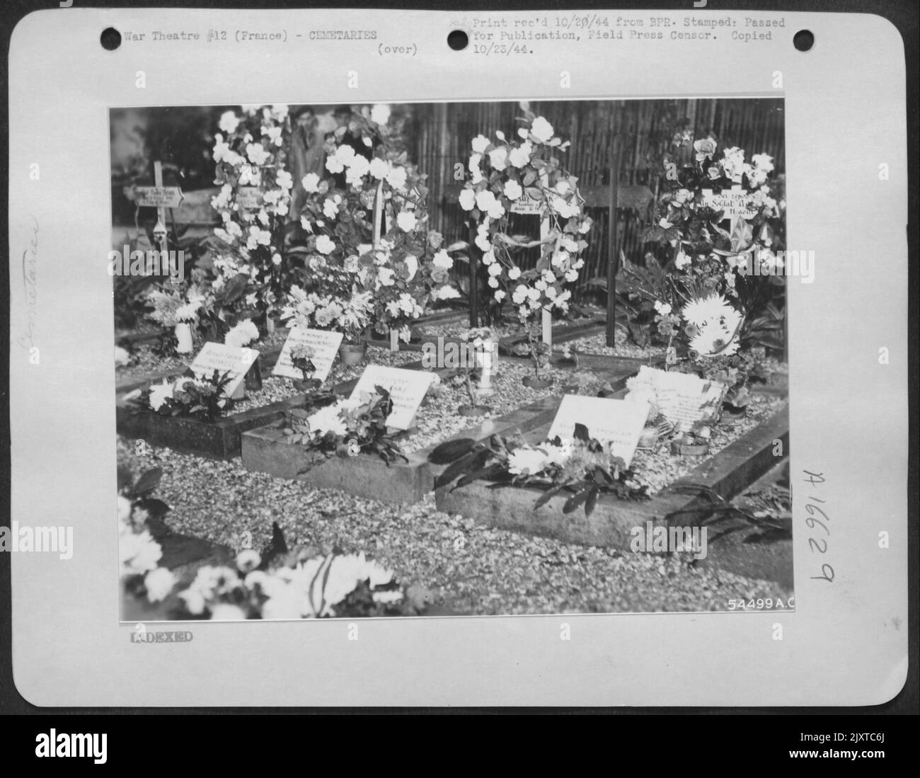 Trentacinquemila presenziarono ai funerali per 17 cittadini di Clamart, Francia, uccisi nella Liberazione di Parigi, e cinque piloti americani spararono su Clamart. La foto mostra le tombe fiorite di alcuni dei morti. Foto Stock