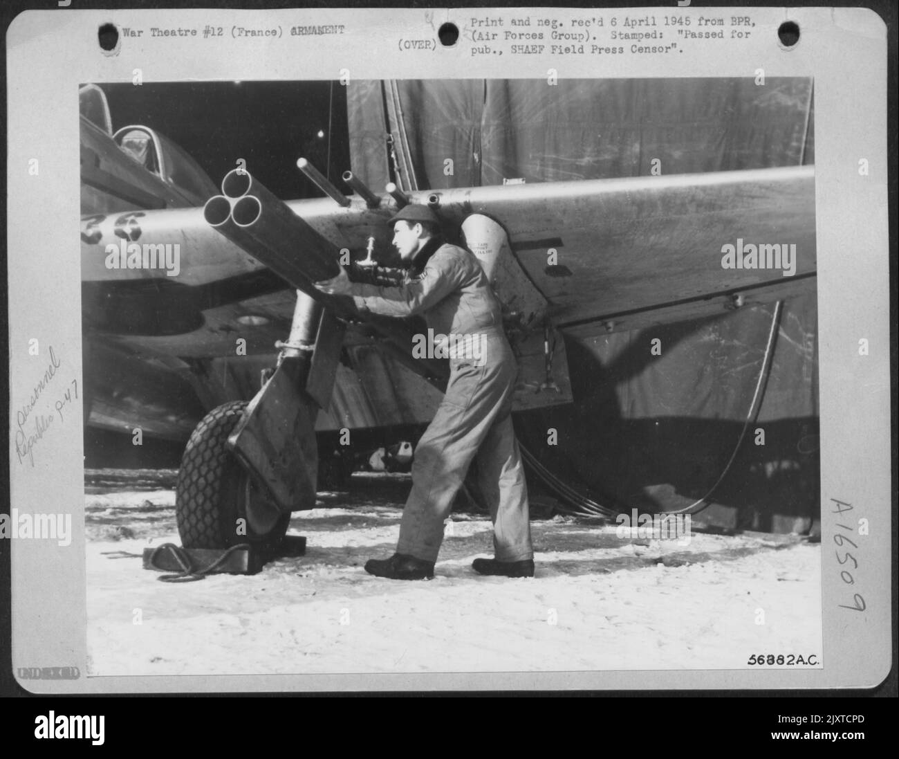 Altre emicranie per Jerry e la compagnia--'Rockets,' M/Sgt. Charles R. Smith, Houston Texas, viene mostrato di installare una serie di cacciatorpediniere su una Republic P-47 Thunderbolt Fighter-Bomber in un deposito aereo di 1st TAC AF da qualche parte in Francia. Foto Stock