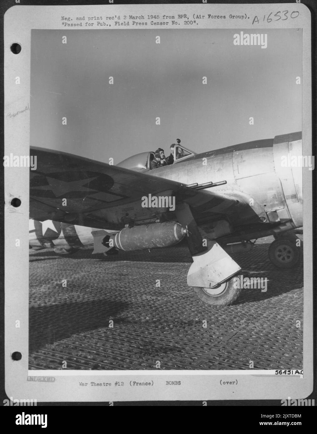 I FANGS HANNO SABOTATO----mostrando i denti che variano da pallottole calibro .50 attraverso bomba di fosforo bianco 100-libbra alle bombe di H.E. 500-libbra, questo Republic P-47 Thunderbolt del primo A.F. tattico è pronto per un altro morso al Hun. Foto Stock