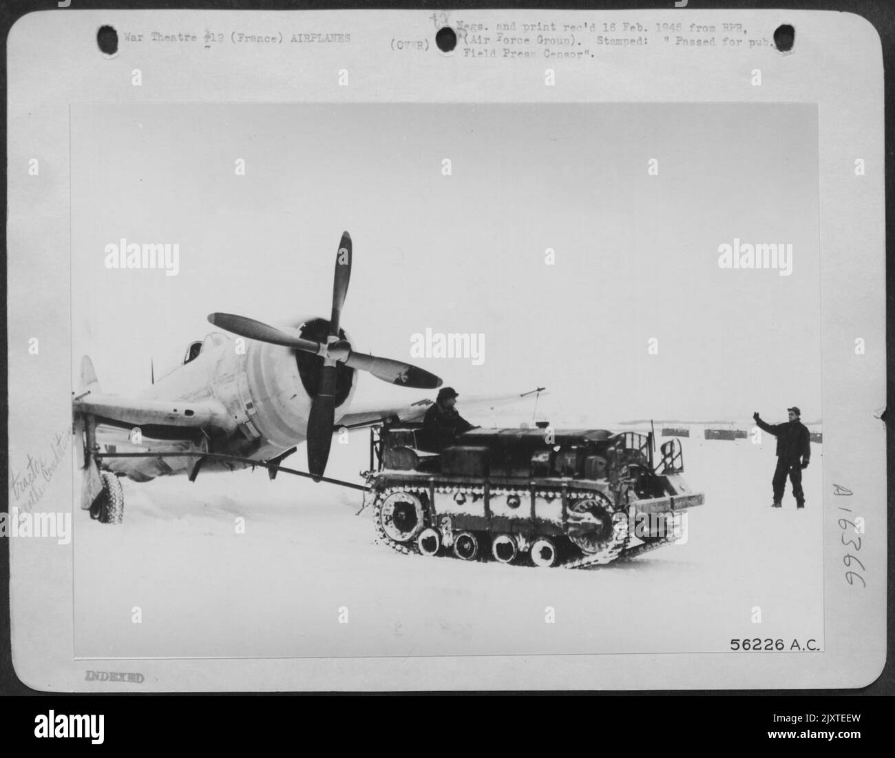 Un trattore trasporta un aereo 9th AF sulla pista innevata di una base 9th AF. Nonostante le forti nevicate delle ultime settimane, gli equipaggi di terra hanno mantenuto il campo operativo e gli aerei erano pronti per le loro missioni non appena il tempo 'si è rotto'. FRANCIA. Foto Stock