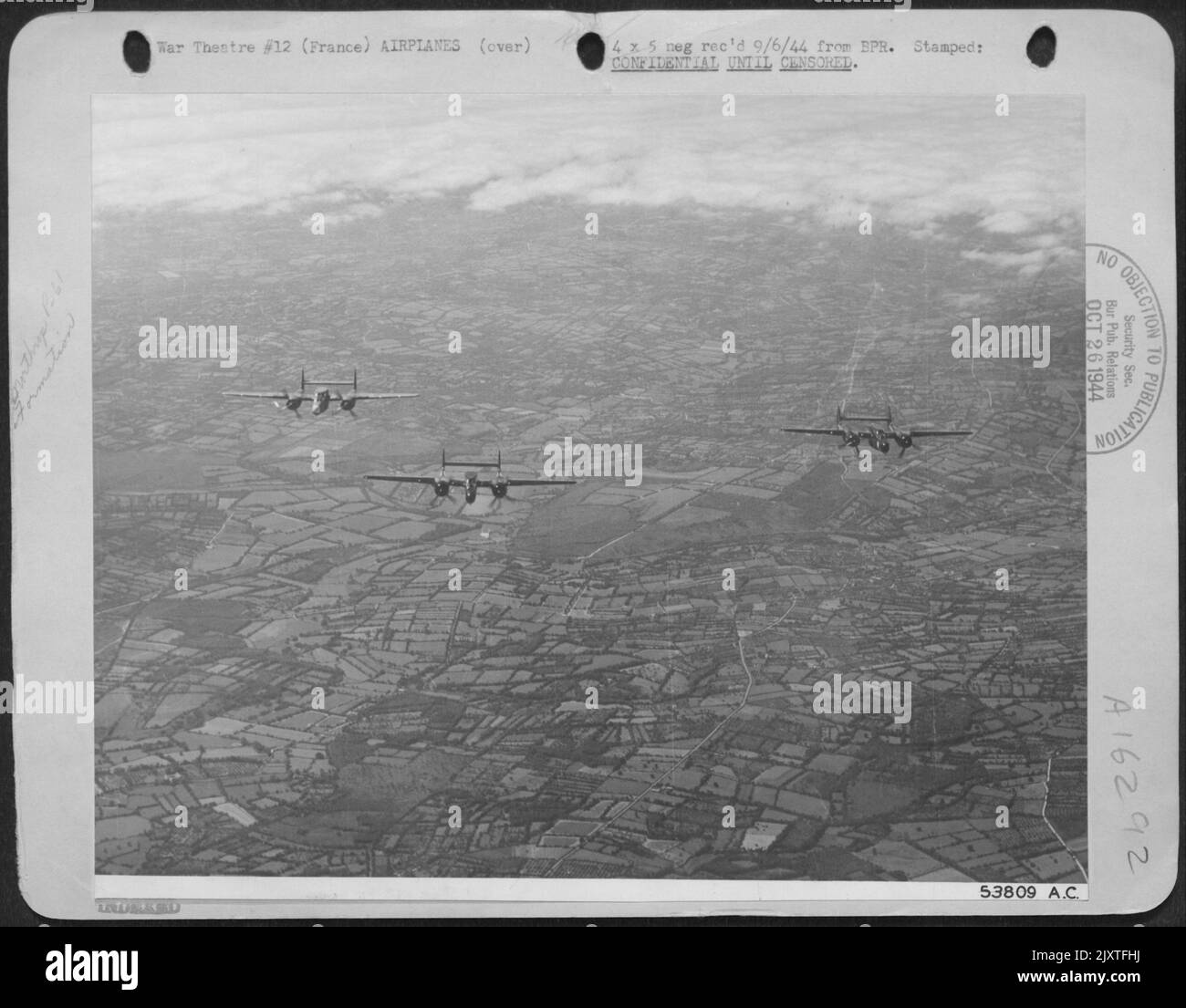 Tre potenti combattenti notturni Northrup P-61 Black Widow della 9th Air Force ruggiscono sulla campagna francese. Operando sotto il comando di difesa aerea 9th, è la loro missione difendere le installazioni militari degli Stati Uniti in territorio liberato Foto Stock