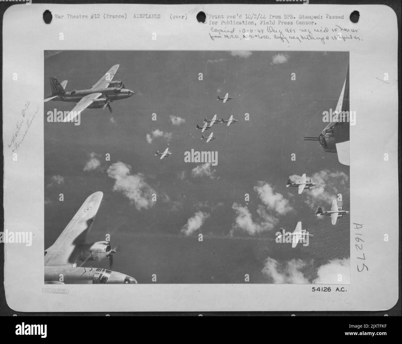 Le nuvole stanno chiarendo per il personale francese di questi Martin B-26 Marauders, che operano con una veterana ala americana della Tactical Air Force. I piloti americani e gli equipaggi di terra hanno istruito i volatori della libera Francia a volare con il veloce Medium Foto Stock
