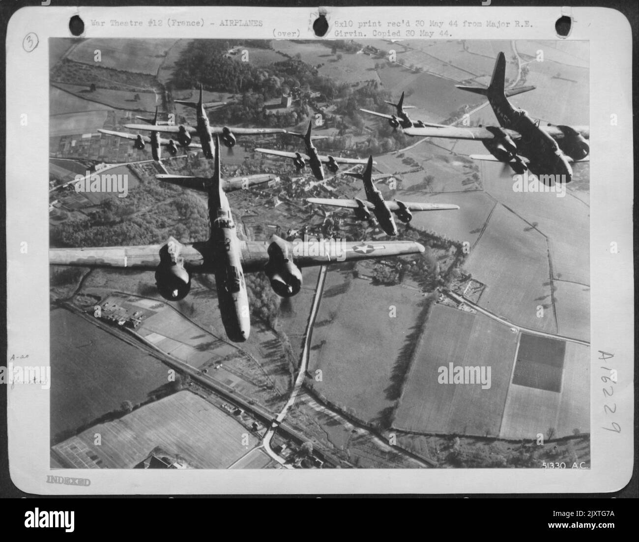 Volare basso Douglas A-20 Havocs, bombardieri leggeri del 9th AF ala loro strada verso il bersaglio da qualche parte in Francia nazista. Notare che il veicolo a motore si trova al centro dell'autostrada. (Centro inferiore). Foto Stock