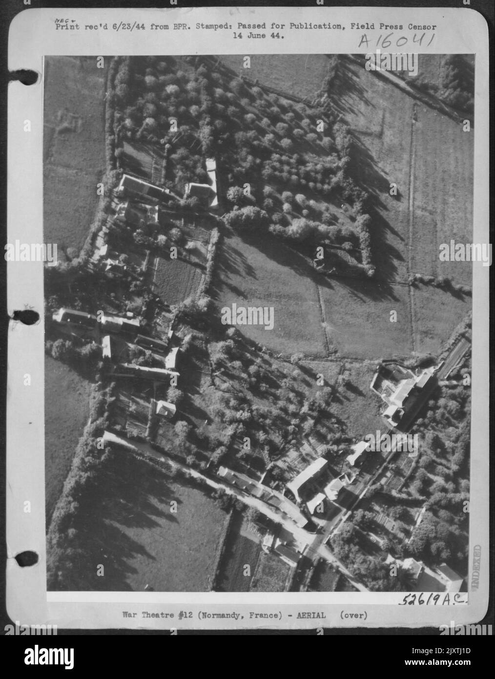 Una scena tranquilla in Normandia nel mezzo dell'inferno dall'apertura del secondo fronte. Questa foto aerea dell'aeronautica di 9th è stata presa sul senso colpire un altro obiettivo nell'assalto continuo sulle installazioni nemiche. Foto Stock