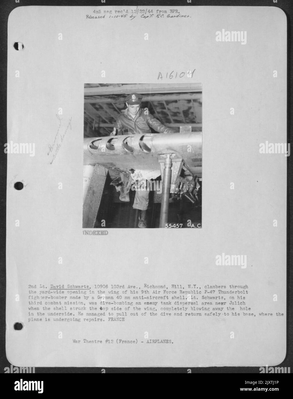 2nd Lt. David Schwartz, 10906 103rd Ave., Richmond, Hill, N.Y., si arrampica attraverso l'apertura a livello di cortile nell'ala del suo 9th Air Force Republic P-47 Thunderbolt caccia-bombardiere realizzato da una calotta tedesca antiaerea da 40 mm. Schwartz, al suo terzo Foto Stock
