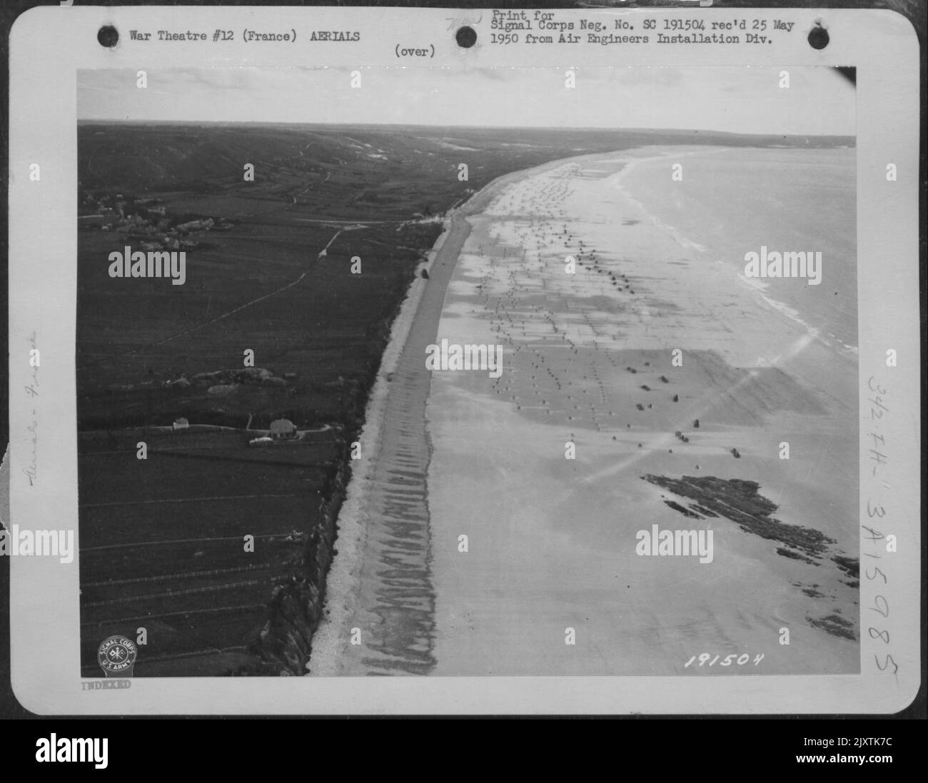 Questa è una foto aerea di Una spiaggia sulla Costa di Francia. La marea bassa mostra gli ostacoli della miniera i nazisti speravano di fermare l'Artigianato Allied Landing. 8 luglio 1944. Foto Stock