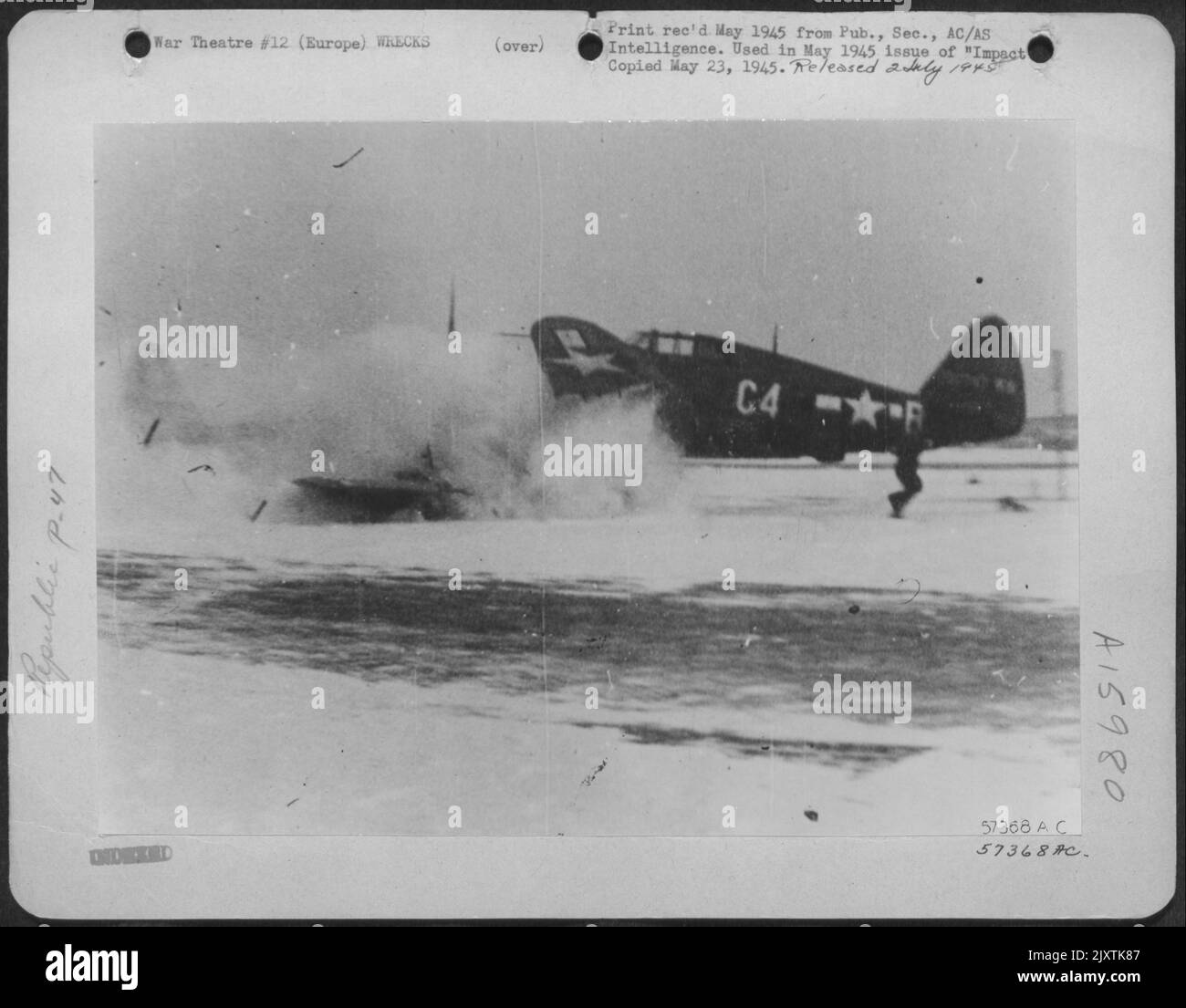 Europa - Skidding su pista innevata, questa Repubblica P-47 Thunderbolt, dopo l'atterraggio, si è schiantato in corsia parcheggiata, Nota uomo che corre da incidente. Foto Stock