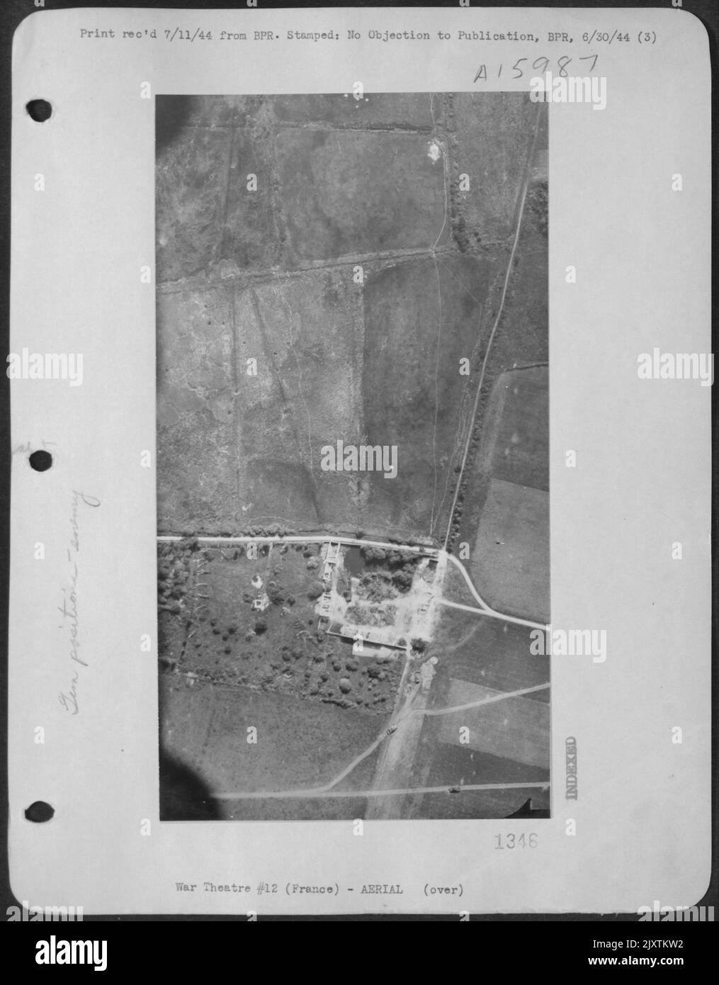 Tre carri armati dell'esercito degli Stati Uniti si muovono in su verso Una posizione camuffata della pistola, sul senso interno, dopo che gli sbarchi alleati sulla costa del nazista hanno tenuto la Francia. Nell'angolo inferiore destro, il primo dei carri armati ha quasi raggiunto l'Area che nasconde la pistola nascosta Foto Stock