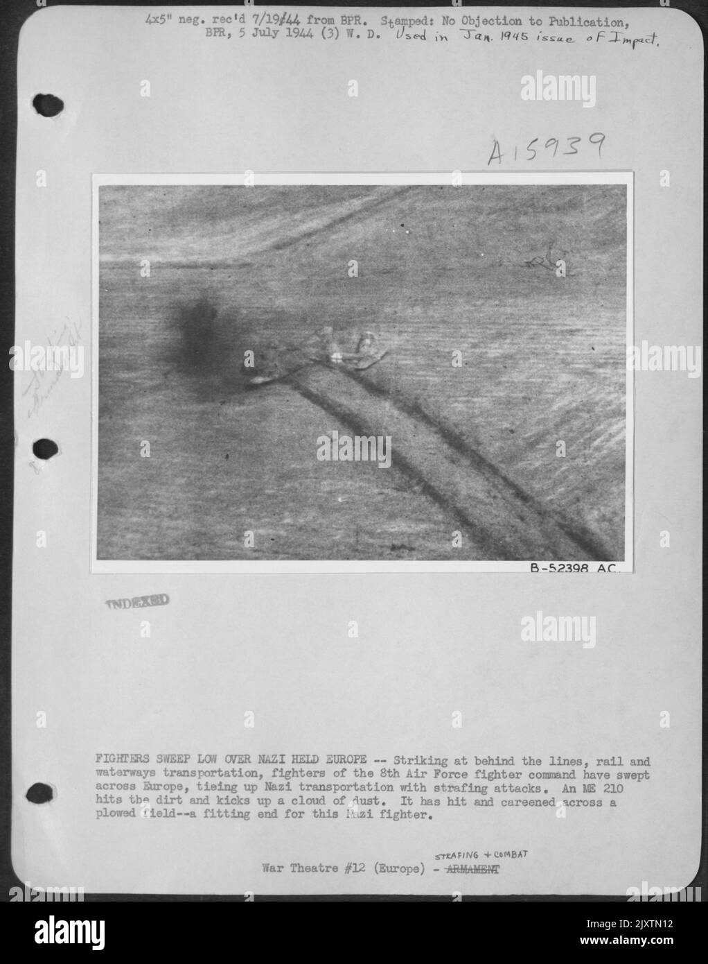 I COMBATTENTI SCAGLIANO IN BASSO SULL'EUROPA DEI NAZISTI --colpendo dietro le linee il trasporto ferroviario e delle vie navigabili, i combattenti dell'Air Force Fighter Command 8th hanno spazzato in tutta Europa, mettendo a disposizione il trasporto nazista con attacchi strafing. Foto Stock