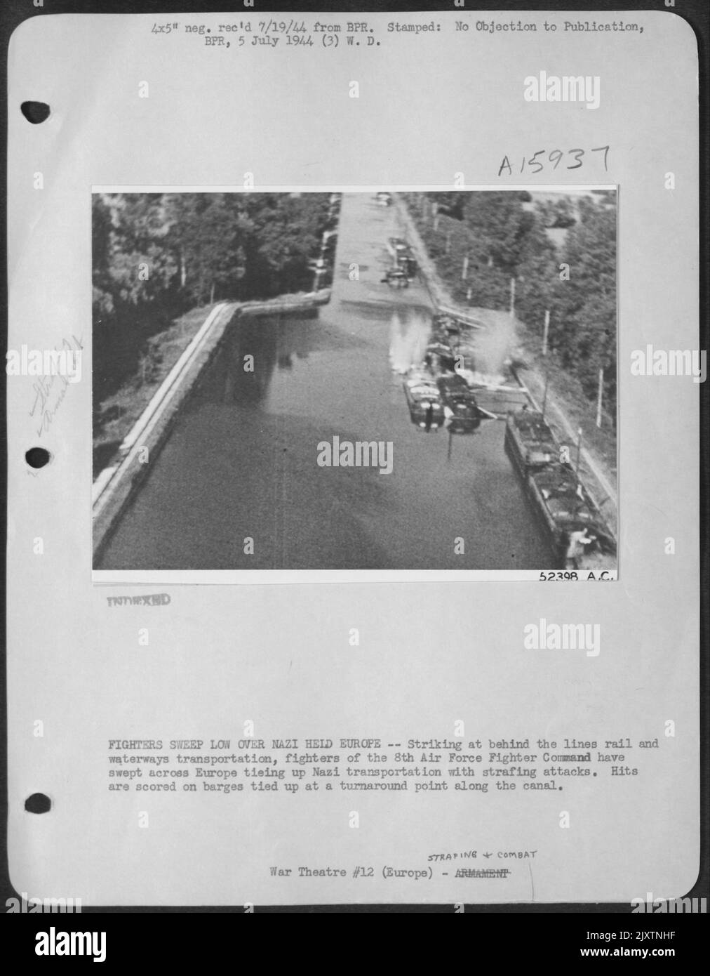 I COMBATTENTI SCAGLIANO IN BASSO SULL'EUROPA DEI NAZISTI --colpendo dietro le linee il trasporto ferroviario e delle vie navigabili, i combattenti dell'Air Force Fighter Command 8th hanno spazzato in tutta Europa, mettendo a disposizione il trasporto nazista con attacchi strafing. Foto Stock