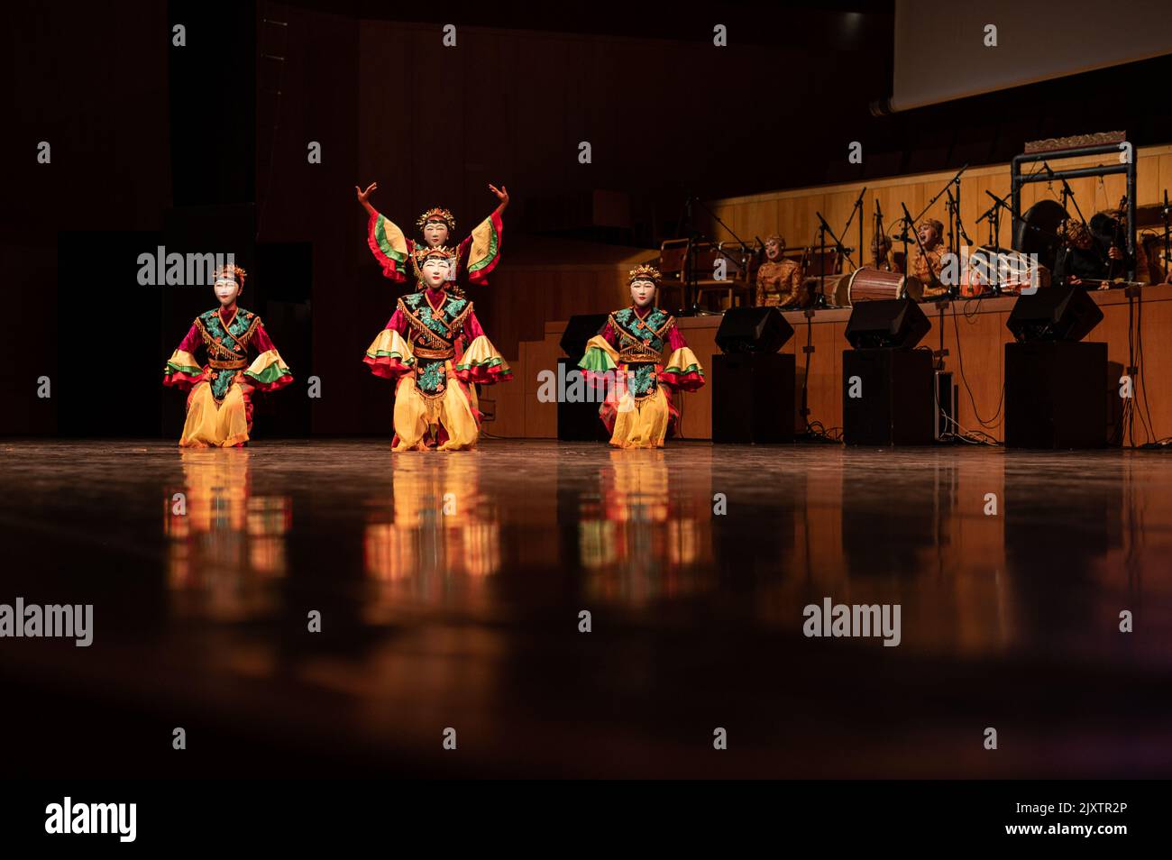 Formazione di danza Krida Budaya dall'Indonesia a Eipolk, XXXI incontro Internazionale della Città del Folklore di Saragozza, Spagna Foto Stock