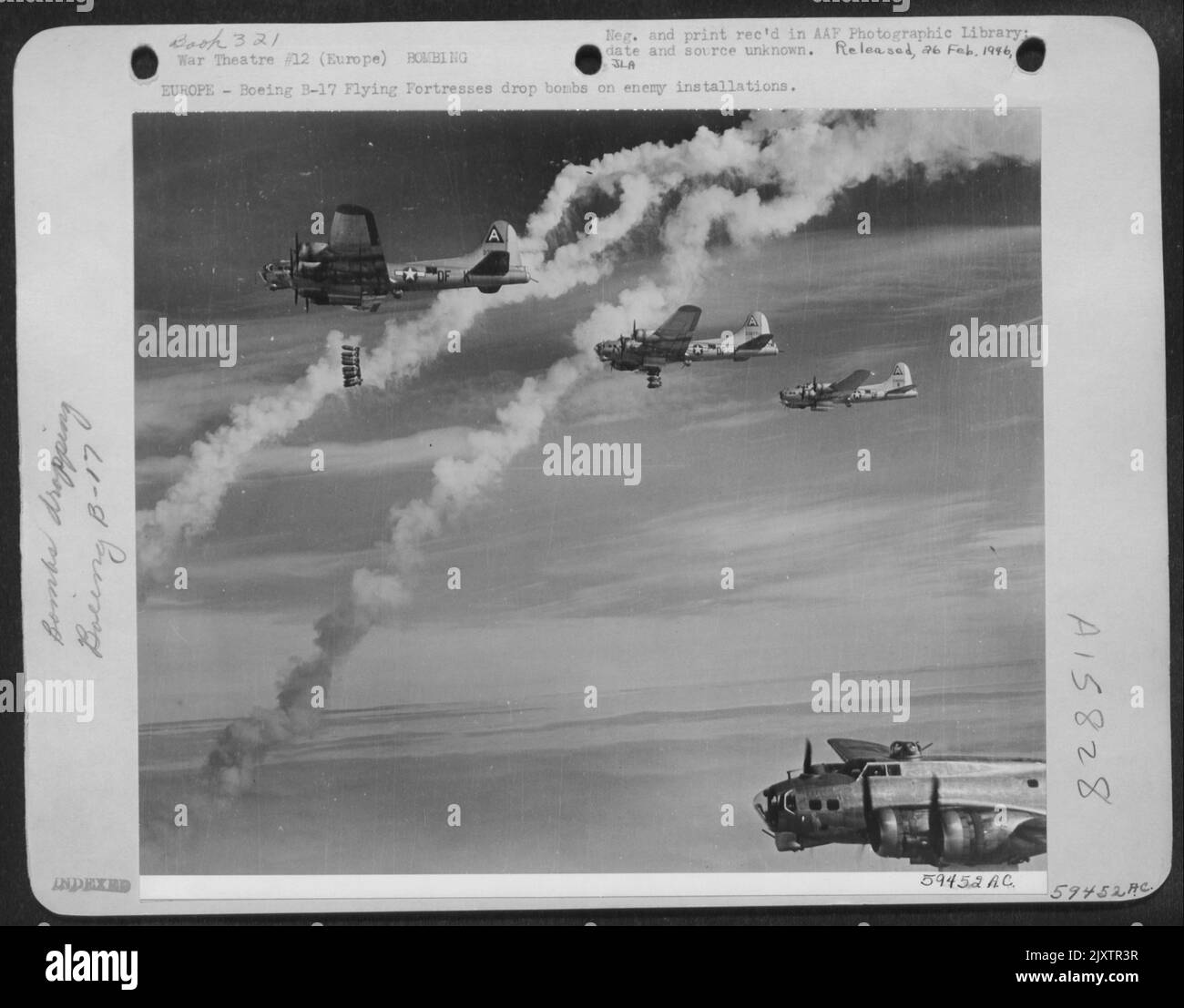 Europa - Boeing B-17 le fortezze volanti lanciano bombe sugli impianti di Enemy. Foto Stock