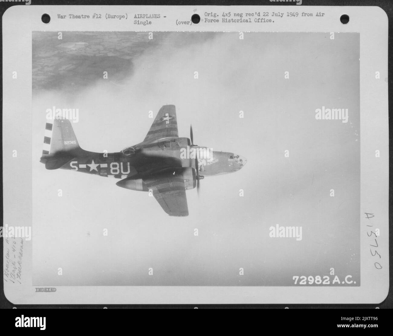 Un Douglas A-20 'The Real Mccoy' del 410Th Bomb Group, in rotta per rilasciare le sue bombe su un'installazione Enemy da qualche parte in Europa. Foto Stock