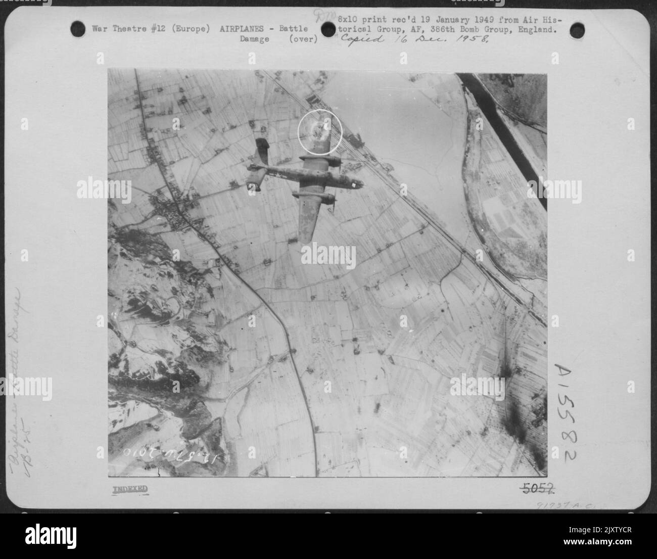 Questo B-25 nordamericano 'Mitchella' è stato danneggiato durante il combattimento aereo su installazioni Enemy da qualche parte in Europa. Foto Stock