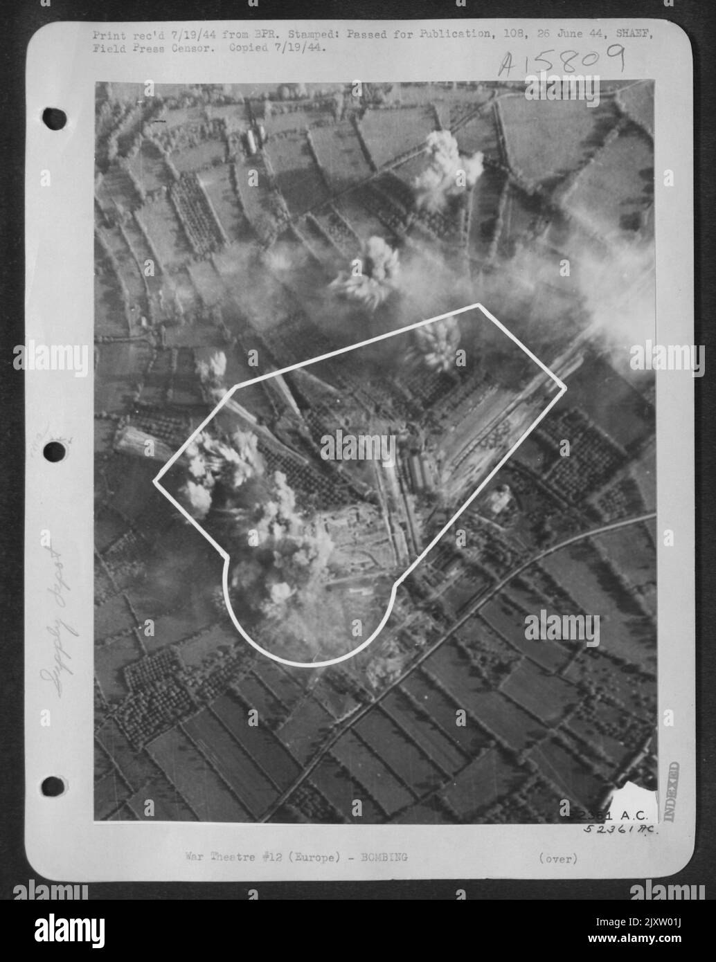 Un attacco al sito di fornitura per l'installazione di aerei senza pilota. Questa foto, che è stata tenuta segreta per motivi di sicurezza, rivela che il 9th Air Force Bomber, e aerei da caccia-bombardiere sono stati attaccati per un po 'di tempo, i siti e il lancio Foto Stock