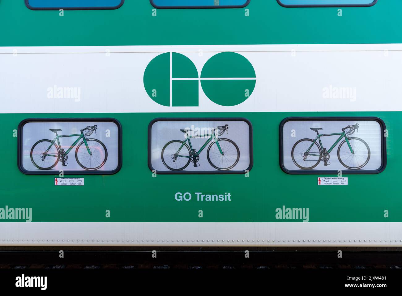 GO Transit Go Train carrozza bici auto. Foto Stock