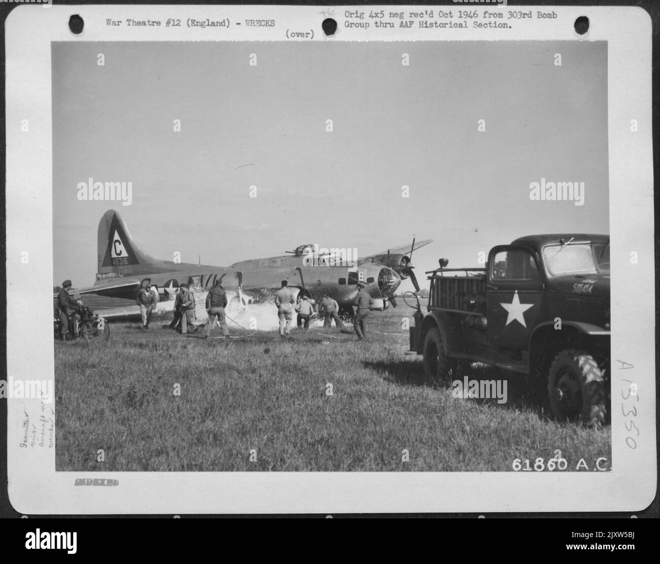 Quando il Boeing B-17 'Flying Fortress' (A/C No. 44-6316) Crash è atterrato ad Una base degli Stati Uniti in Inghilterra, un motore è bruciato in fiamme. Qui, i vigili del fuoco spruzzano Foamite sul motore di combustione. 303Rd Bomb Group, Inghilterra. 12 settembre 1944. Foto Stock