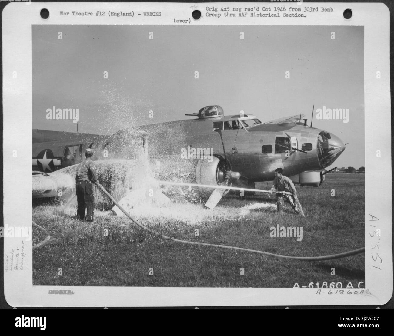 Quando il Boeing B-17 'Flying Fortress' (A/C No. 44-6316) Crash è atterrato ad Una base degli Stati Uniti in Inghilterra, un motore è bruciato in fiamme. Qui, i vigili del fuoco spruzzano Foamite sul motore di combustione. 303Rd Bomb Group, Inghilterra. 12 settembre 1944. Foto Stock