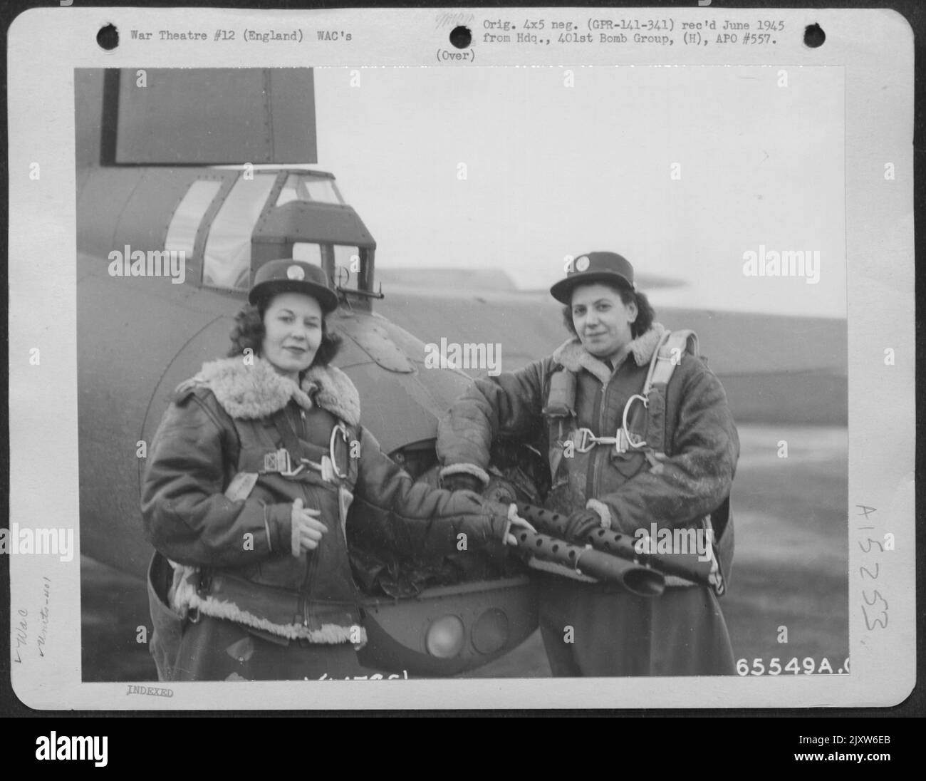 Due WACS posa dai Tail Guns di Un Boeing B-17 'Flying Fortress' presso una base dell'aeronautica militare del 8th in Inghilterra, il 8 gennaio 1944. 401St Gruppo bomba. Foto Stock