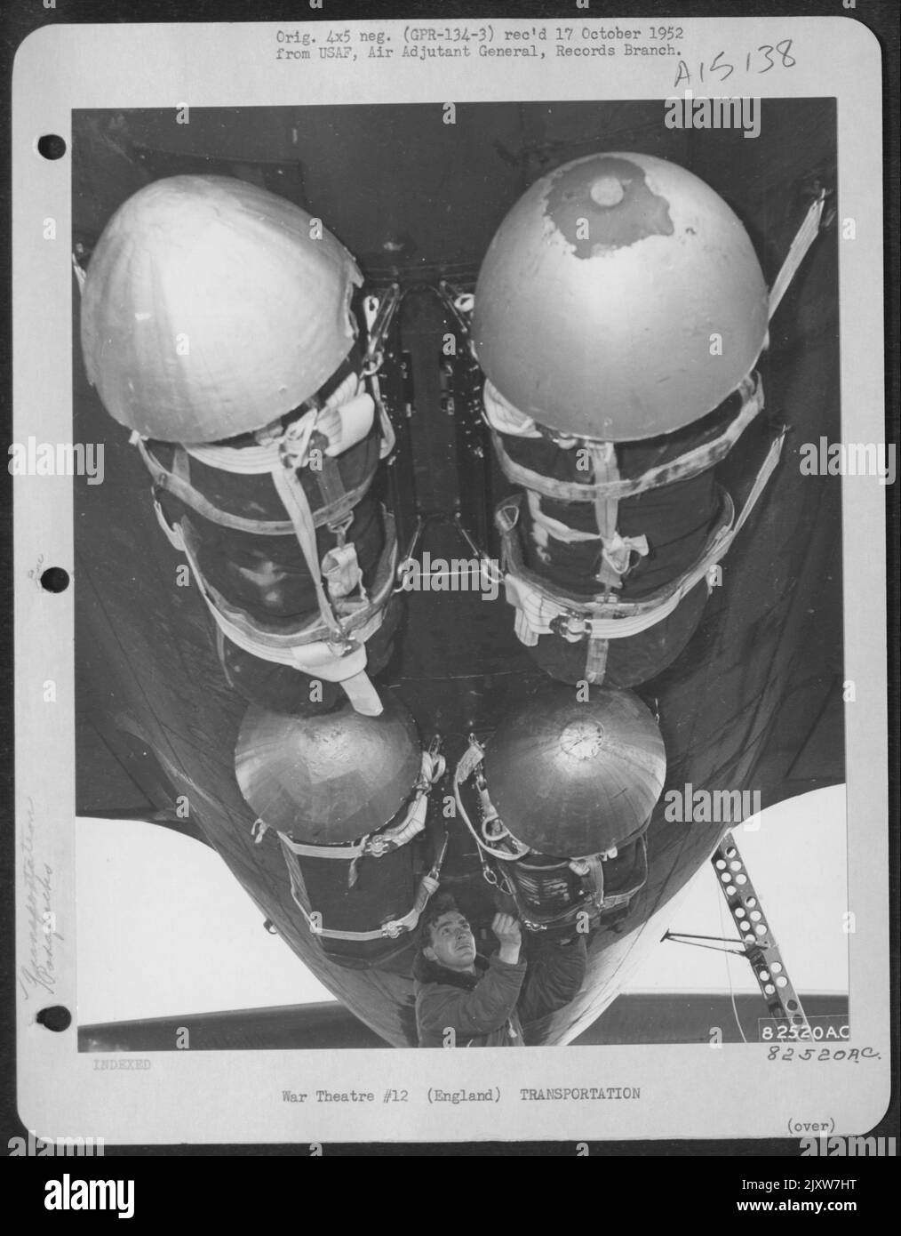 Quattro Parapack, completi di coni aerodinamici, (taglio da carta P-51 carri bombati a benzina) Hang in posizione sotto Una nave da carico Curtiss C-46 'Commando', prima di Un Test Drop presso una base aerea da qualche parte in Inghilterra. 14 febbraio 1945. Foto Stock