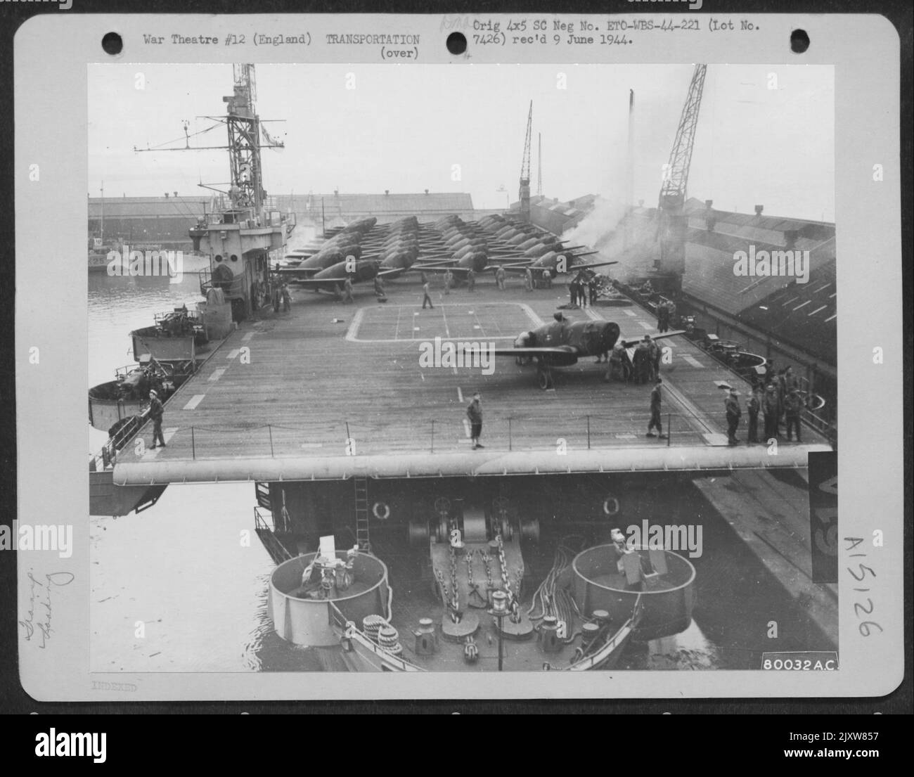 I P-51s nordamericani sono caricati sul ponte di Una portaerei britannica per la consegna ad altri porti americani nell'Eto. Liverpool, Inghilterra, 1 febbraio 1944. Foto Stock