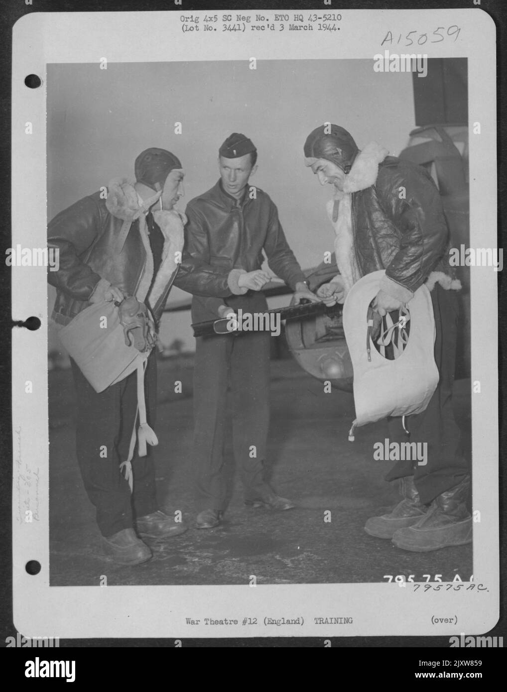 Lt. W.H. Springstun of Big Lake, Texas, Membro del 305Th Bomb Group, orienta due membri della Free French Air Force sulla pistola di coda di Un Boeing B-17 in cui voleranno sulla prossima missione. Si tratta del colonnello Corniglion-Molinner (sinistra) Lt. SPR Foto Stock