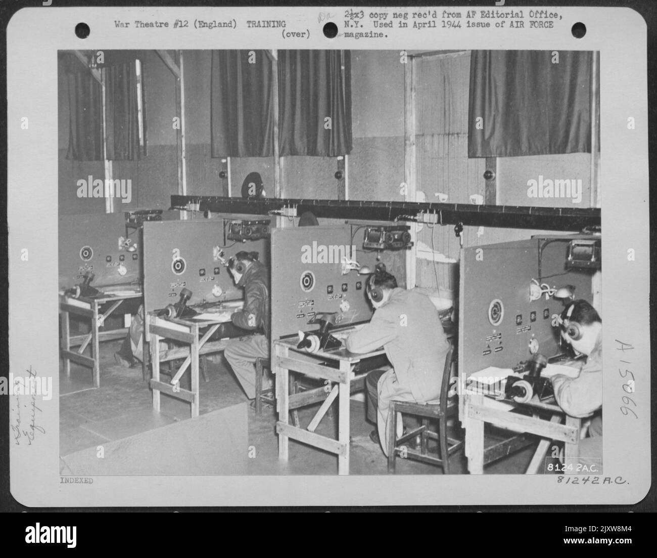 I navigatori ricevono un test operativo il primo giorno di lavoro specializzato presso il Combat Crew Replacement Center delle 8th Air Force in Inghilterra e i risultati di solito li scossa in intenso studio e pratica. In questa sala Dr Trainer, il Navigator Sol Foto Stock