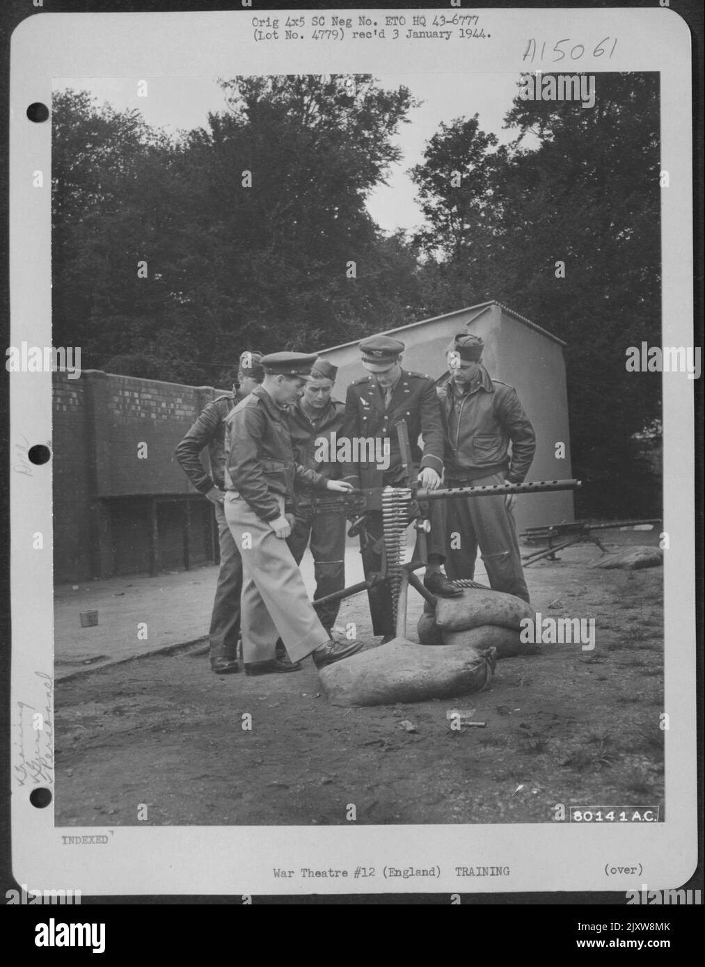 1st il Lt. John I. Good of Omaha, Neb., dà istruzioni su Un Cal .50. Gun alla 8th Air Force Gunnery School a Bovington, Inghilterra. I suoi studenti sono, da sinistra a destra: S/Sgt. James Supple of N.Y.C., Lt. Delbert Soderquist of Moss Lake, Washington, S/Sgt. D.R. M Foto Stock