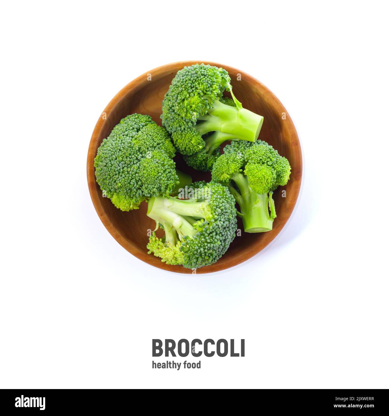 Broccoli in ciotola di legno, isolato su sfondo bianco, vista dall'alto. Foto Stock