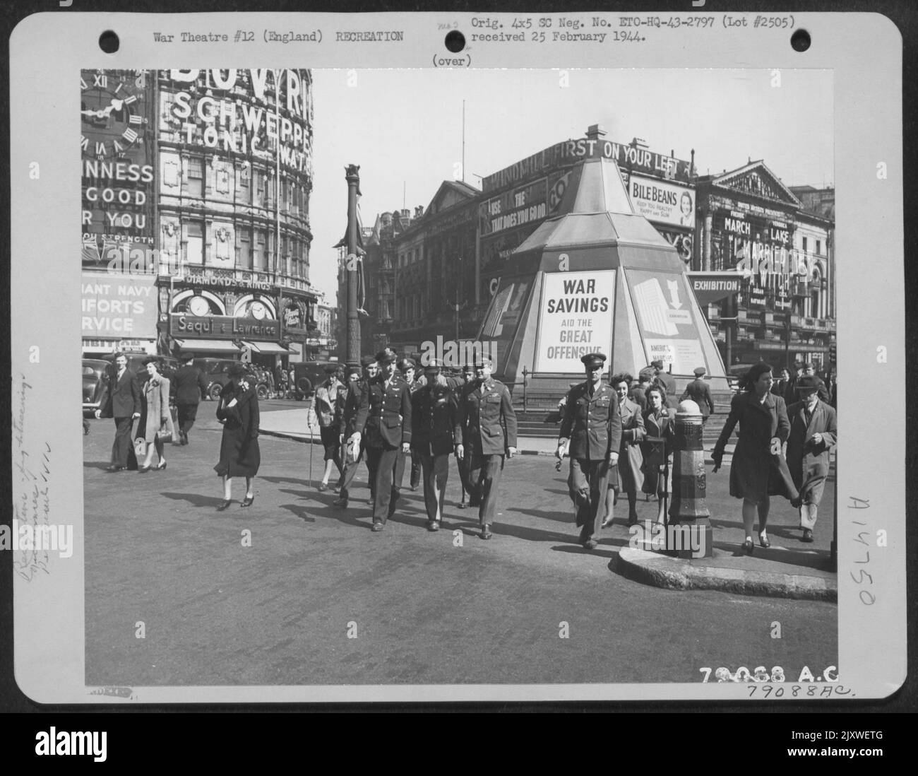 I membri del Liberatore 'Shoot Luke' in partenza a Londra, in Inghilterra, visitano Piccadilly Circus. Sono (da sinistra a destra) 1st Lt. John Murphy, San Diego, Calif; 2nd Lt. George G. Black, Monterey, Calif; T/Sgt. Floyd H. Mabee, Lafayette, New Jersey; e T/Sgt. Foto Stock