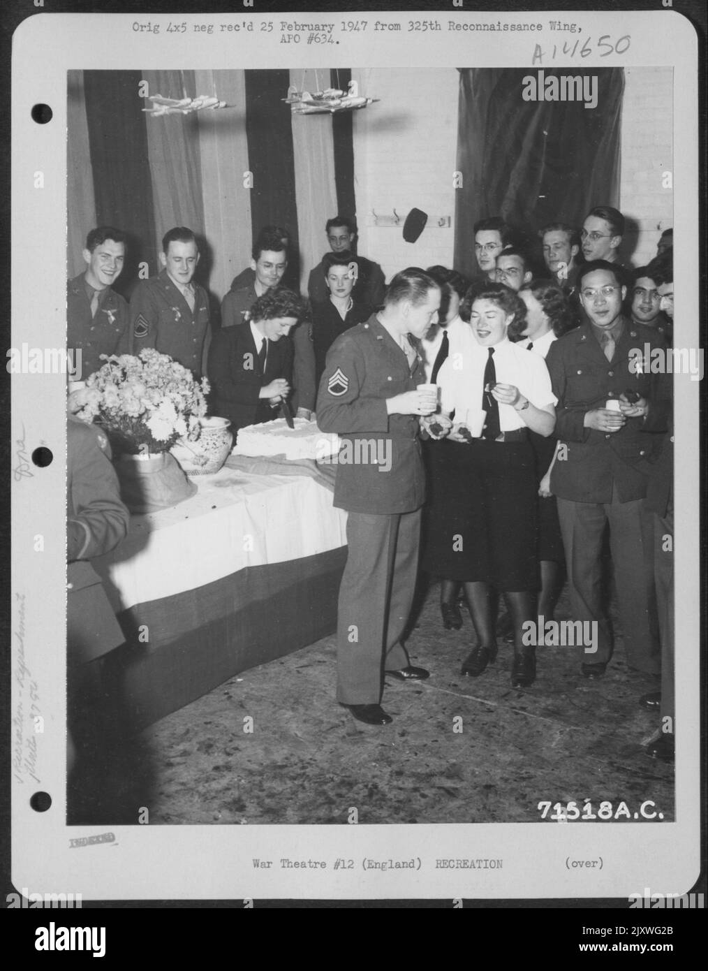 I membri del 379th Bomb Group sono serviti rinfreschi presso Una danza della sede centrale in Inghilterra. 6 luglio 1944. Foto Stock