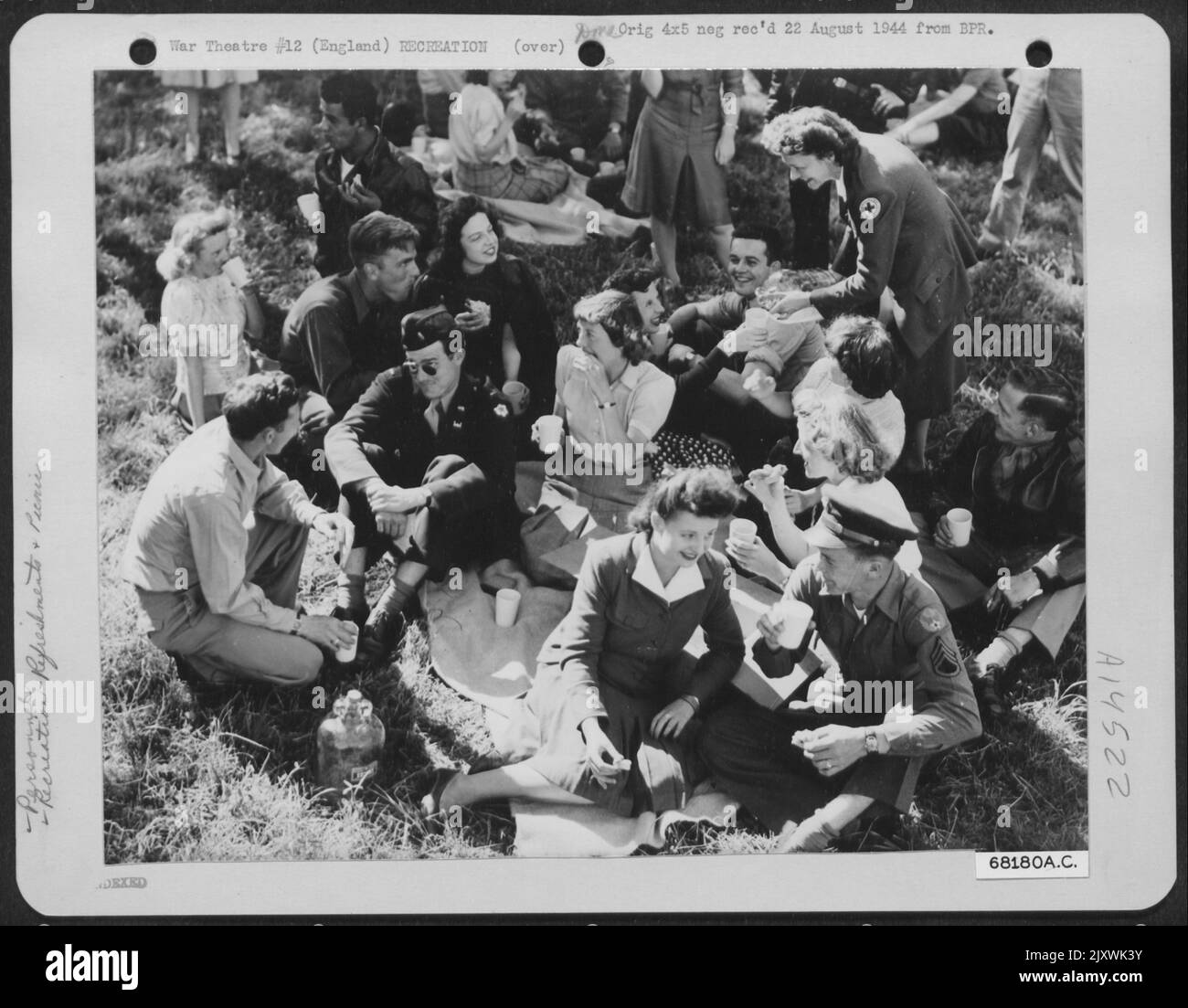 La signorina Emily Meares, direttore di un American Red Cross Service Club, serve una bevanda arancione fresca al personale militare e le loro date per partecipare A un picnic sponsorizzato dal Club. Inghilterra. Foto Stock