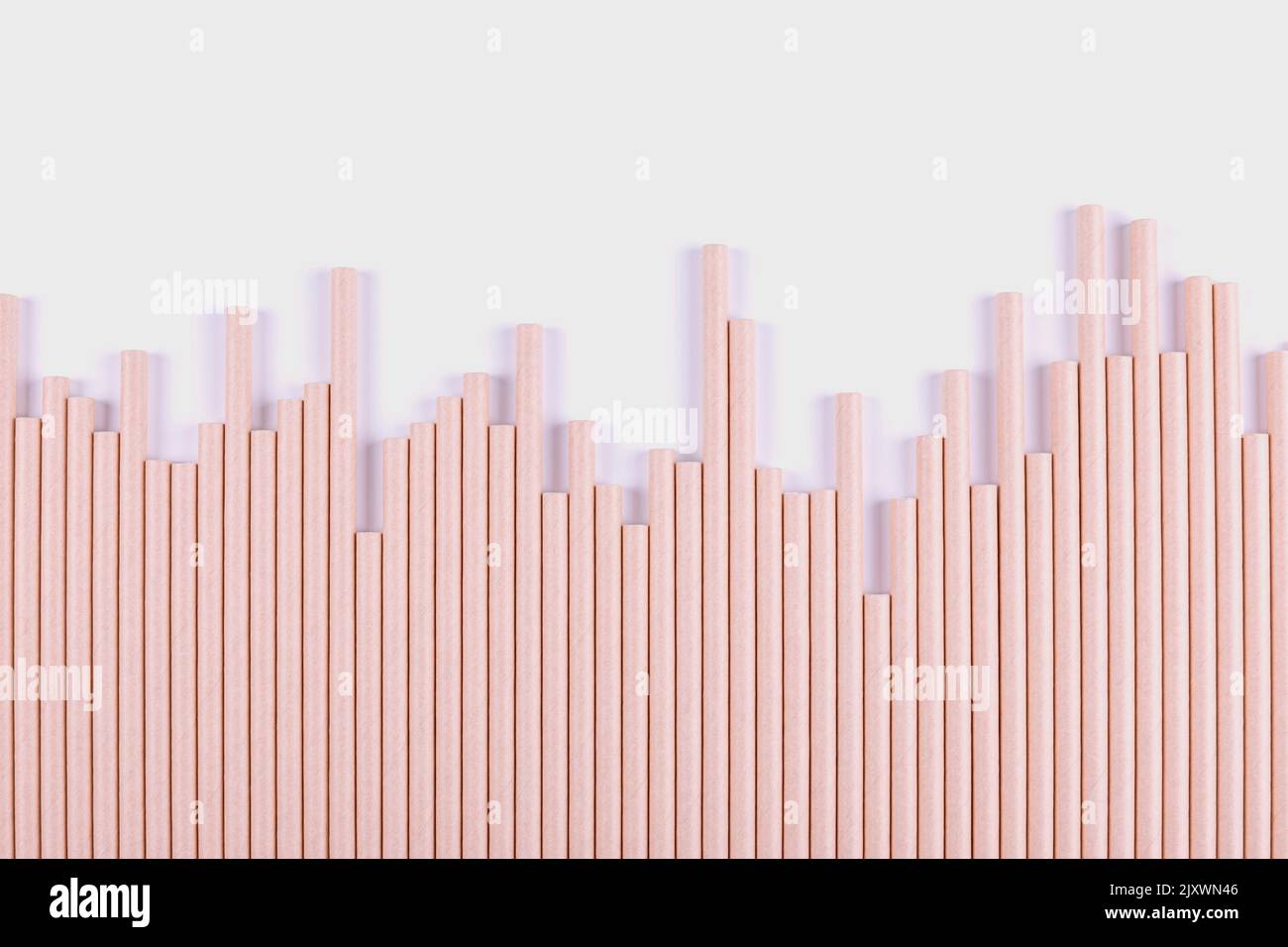 Cannuccia monouso ecologica. Tubo cocktail di carta per bere. Concetto di zero sprechi. Spazio di copia. Foto Stock