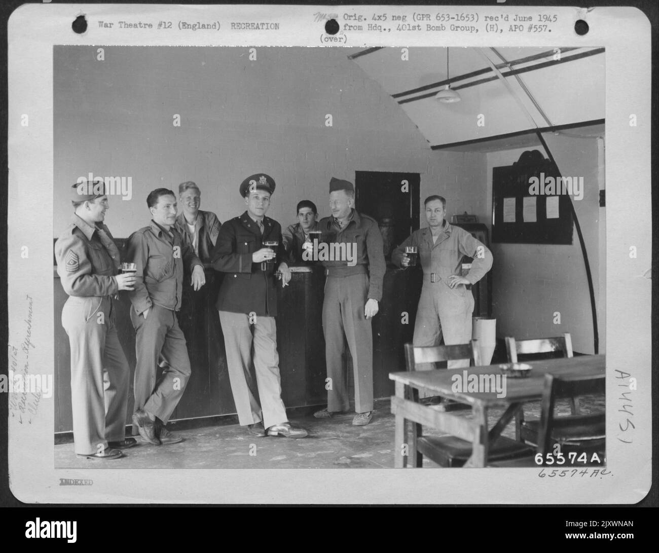 Men of the 401St Bomb Group apprezza la "pausa che rinfresca" al Sergeants Club presso una base dell'aeronautica militare 8th in Inghilterra, il 16 maggio 1944. Foto Stock