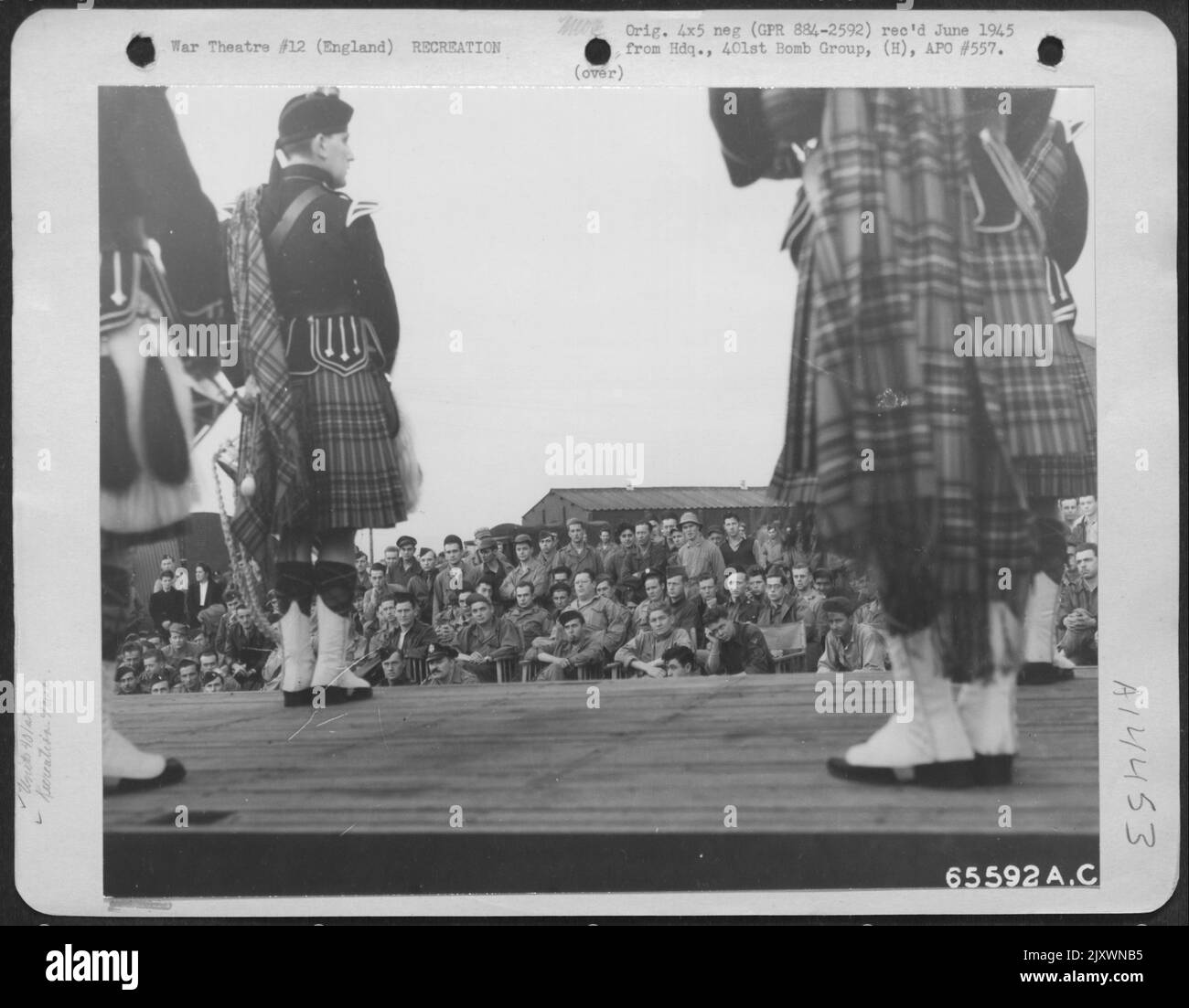 Una Scotch Band, che indossa il tradizionale 'Kilts' intrattiene gli uomini del gruppo bomba 401St presso una base dell'aeronautica militare 8th in Inghilterra. 31 luglio 1944. Foto Stock