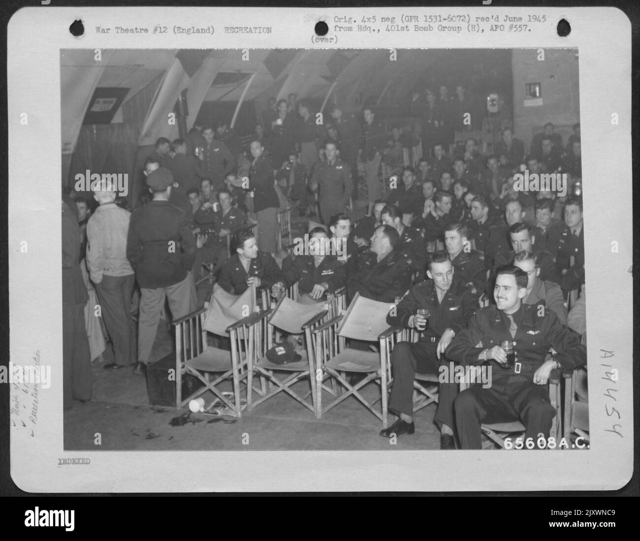 Gli uomini dello Squadrone delle bombe del 615Th, il gruppo delle bombe del 401St dimenticano la noiosa monotonia degli affari giornalieri mentre si rilassano al Partito dello Squadrone il 3 maggio 1945, in Inghilterra. Foto Stock