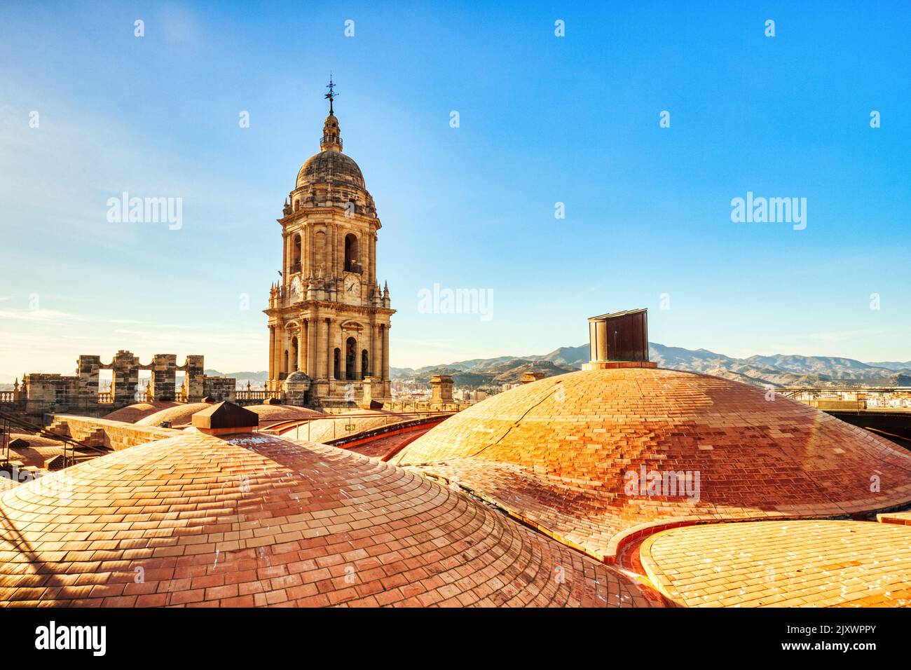 Cattedrale di Malaga sul tetto al tramonto a Malaga, Andalusia, Spagna Foto Stock