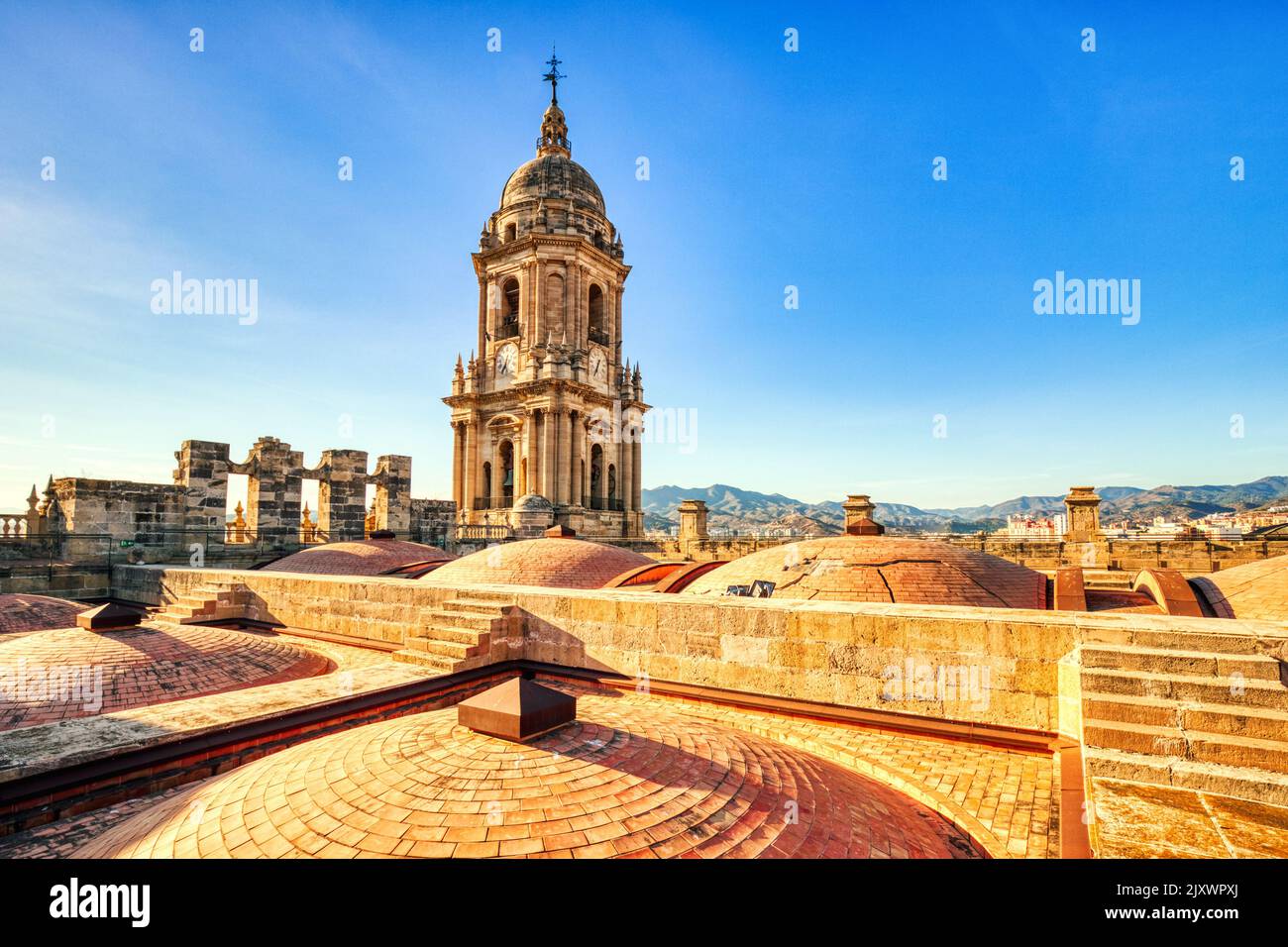 Cattedrale di Malaga sul tetto al tramonto a Malaga, Andalusia, Spagna Foto Stock